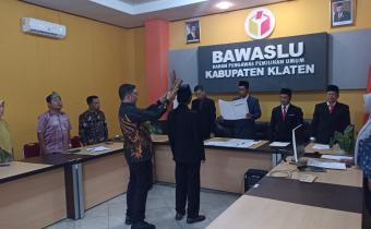 Bawaslu Klaten Lantik pengganti Antar Waktu Anggota Panwaslu Kecamatan Bayat.