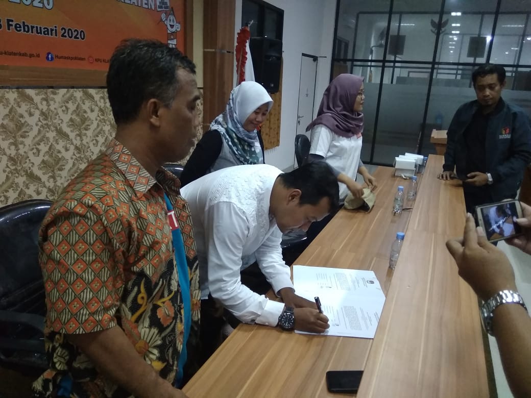 BAWASLU AWASI PENDAFTARAN PERSEORANGAN  CALON BUPATI SAMPAI DETIK TERAKHIR