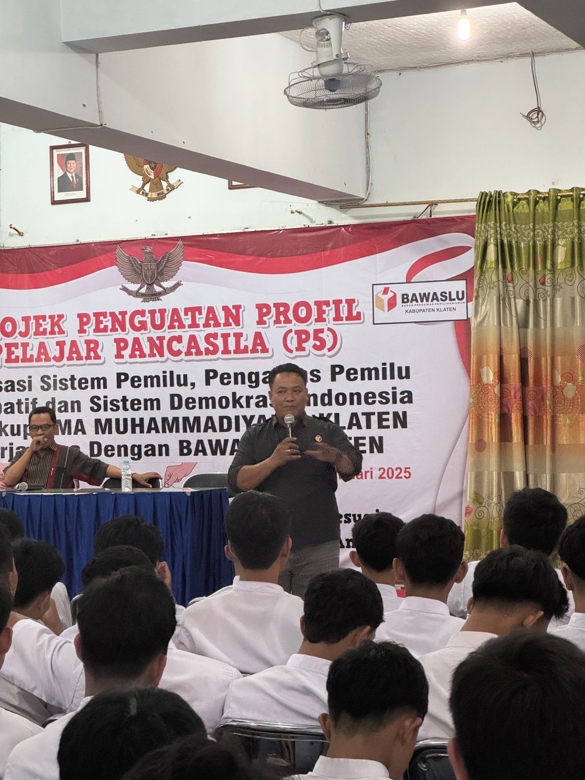 Muhammad Milkhan, berkesempatan menjadi narasumber dalam kegiatan Program P5 (Projek Penguatan Profil Pelajar Pancasila) yang diselenggarakan di SMA Muhammadiyah 1 Klaten. Kegiatan ini dihadiri oleh siswa-siswi kelas 10 yang antusias mengikuti jalannya acara.