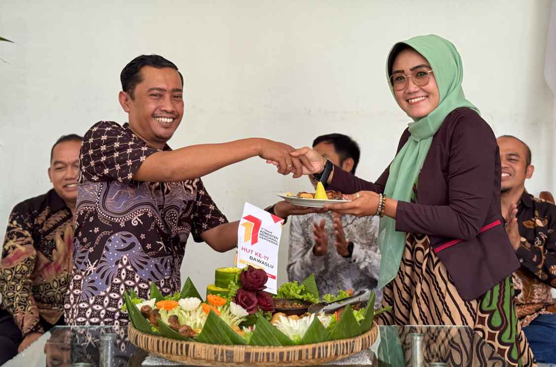 Ketua Bawaslu Klaten Arif Fatkhurrokhman memberikan potongan tumpeng kepada Dina Nur Hidayati Anggota Bawaslu Klaten Periode 2017-2023