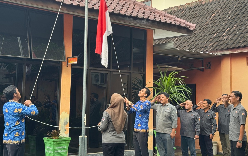 Penghormatan kepada bendera Merah Putih Pada saat upacara Harlah Pancasila