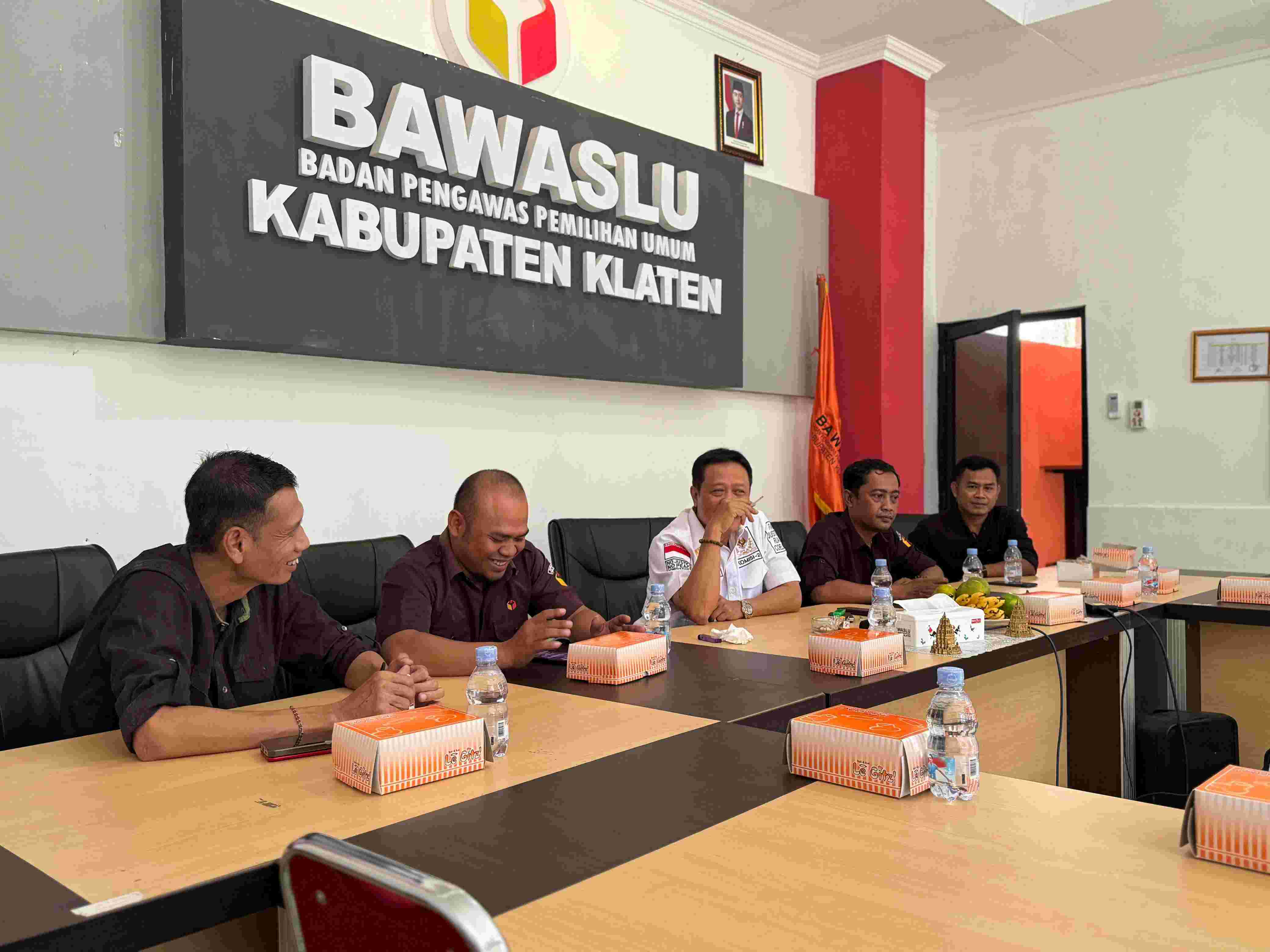 Diskusi Kinerja Bawaslu Kabupaten Klaten pada masa non tahapan kepada M. Toha Anggota DPR RI Komisi II