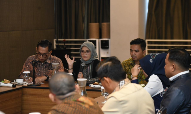 Anggota Bawaslu Lolly Suhenty saat memberi arahan dalam Koordinasi Kerja Sama dan Hubungan Antarlembaga dalam Rangka Penguatan Training of Trainer Pendidikan Pengawas Partisipatif secara hybrid di Jakarta, Kamis (19/06/2025).