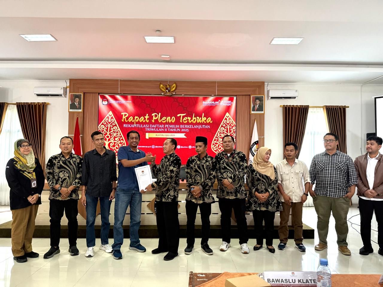 Ketua Bawaslu Klaten terima Berita Acara Rekapitulasi Daftar Pemilih Berkelanjutan Triwulan II Tahun 2025 dari KPU Klaten