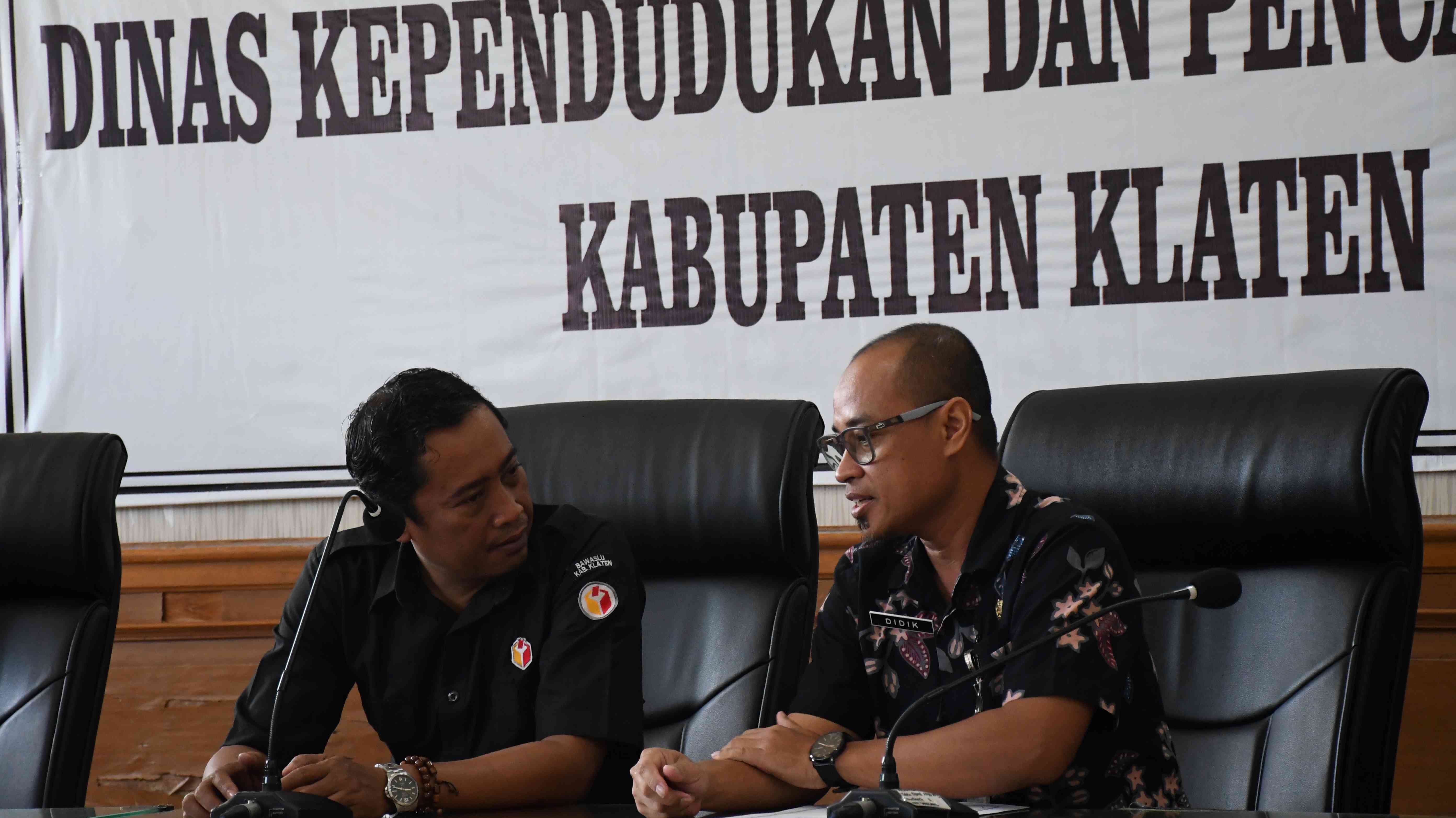 Ketua Bawaslu Kabupaten Klaten Arif Fatkhurrokhman dan Sekretaris Dinas Didik Setyabudi membuka audiensi dan pembahasan pemutakhiran data pemilih
