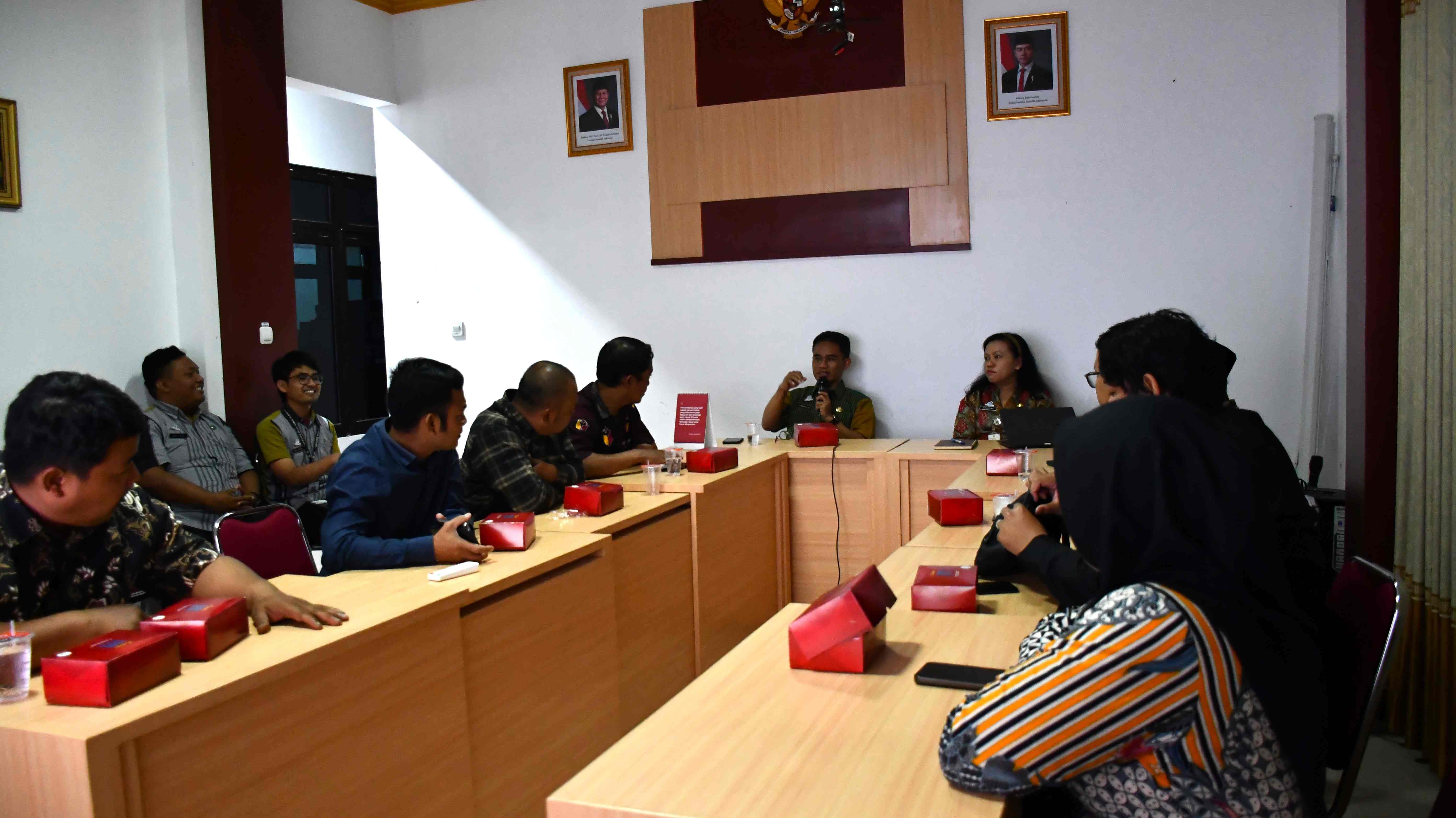 Kepala Dinas Perpustakaan dan Kearsipan (Dispersip) Klaten Pramana A.W saat memberita sambutan menerima audiensi Bawaslu Klaten tentang pengelolaan arsip Bawaslu