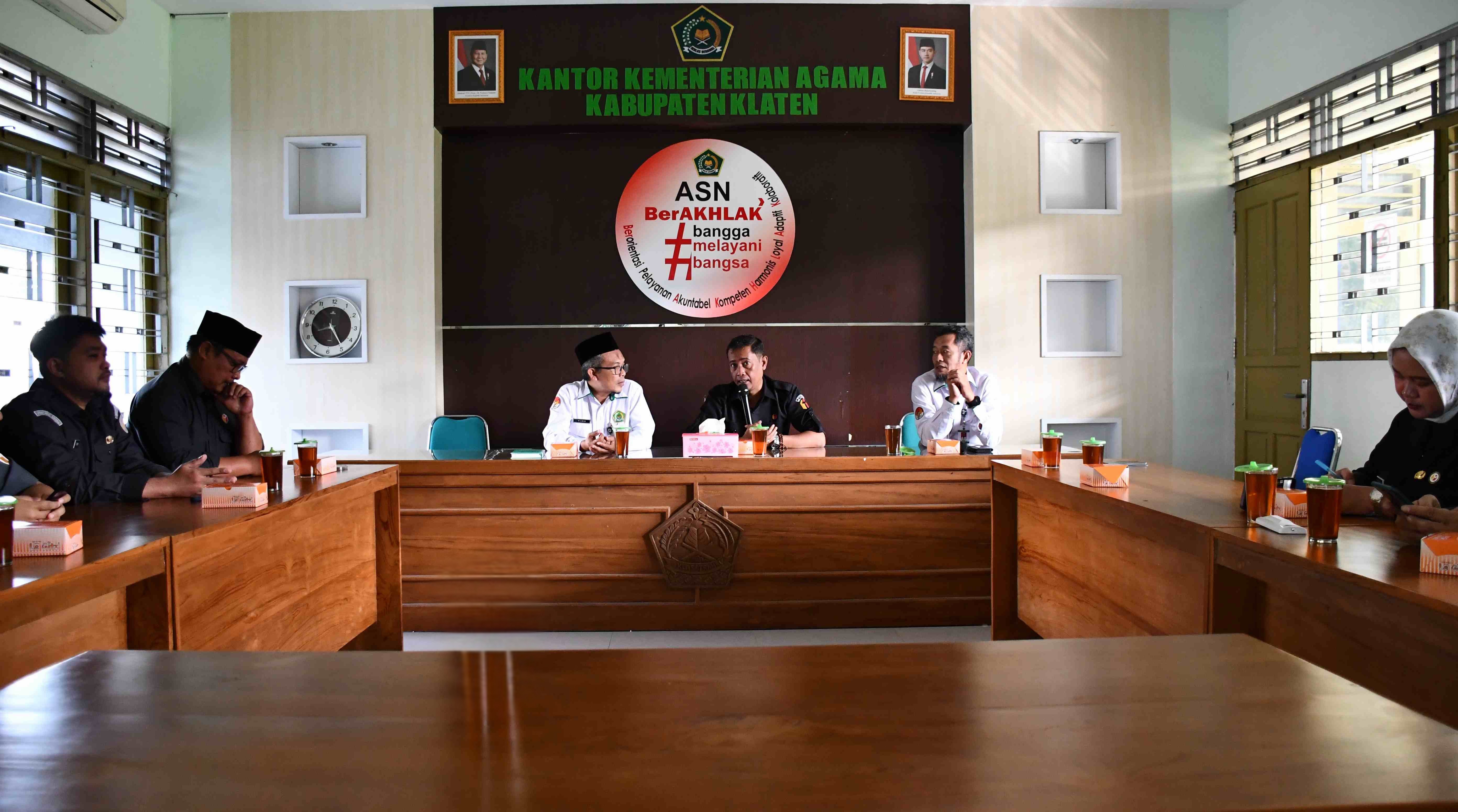 Ketua Bawaslu Kabupaten Klaten Arif Fatkhurokman saat menyampaikan maksud dan tujuan audiensi kepada Kemenag Klaten. (15/7/2025)