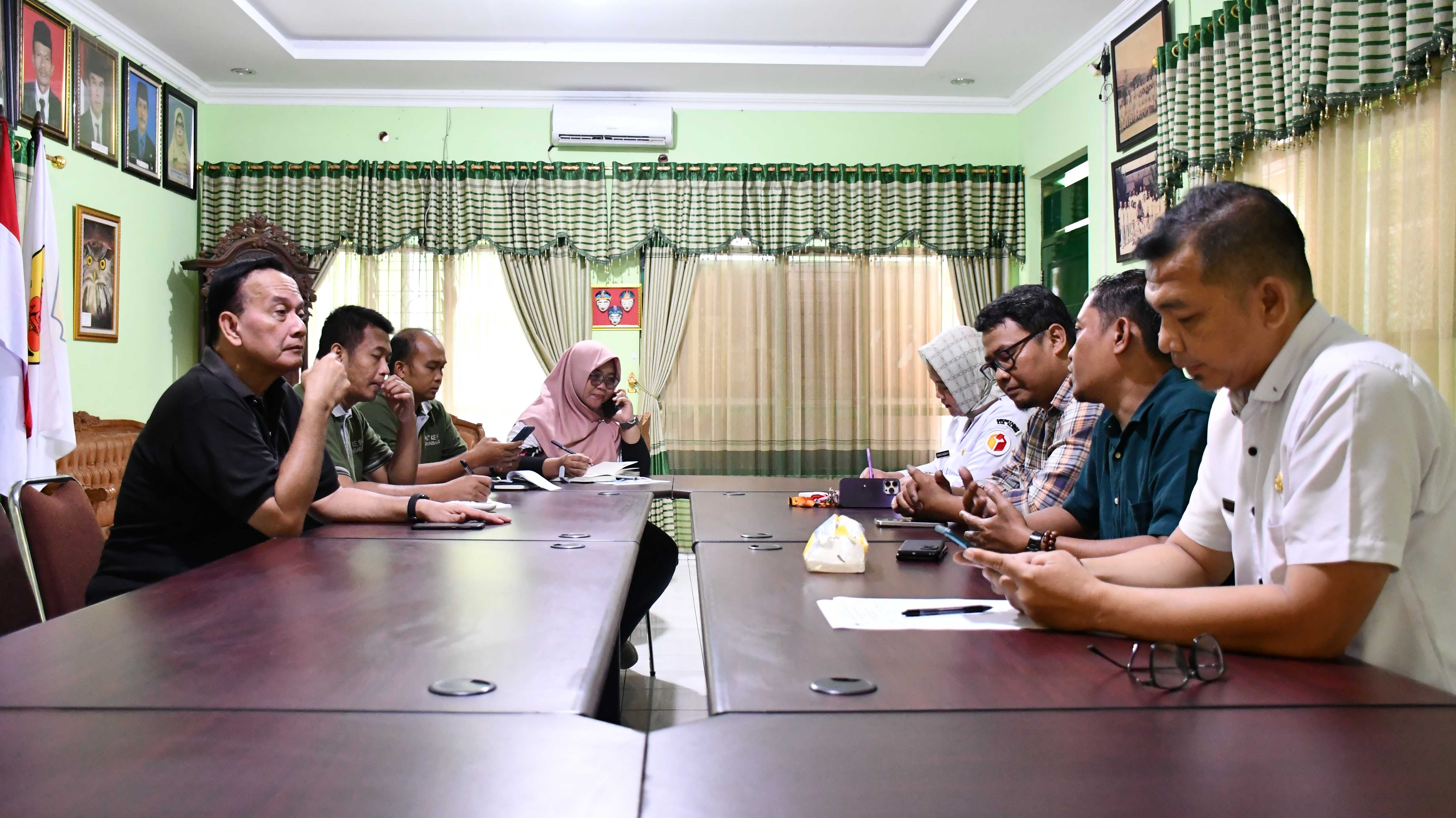 Ketua dan Anggota Bawaslu Klaten saat membuka maksud dan tujuan audiensi ke SMA N 1 Karanganom. (23/7)