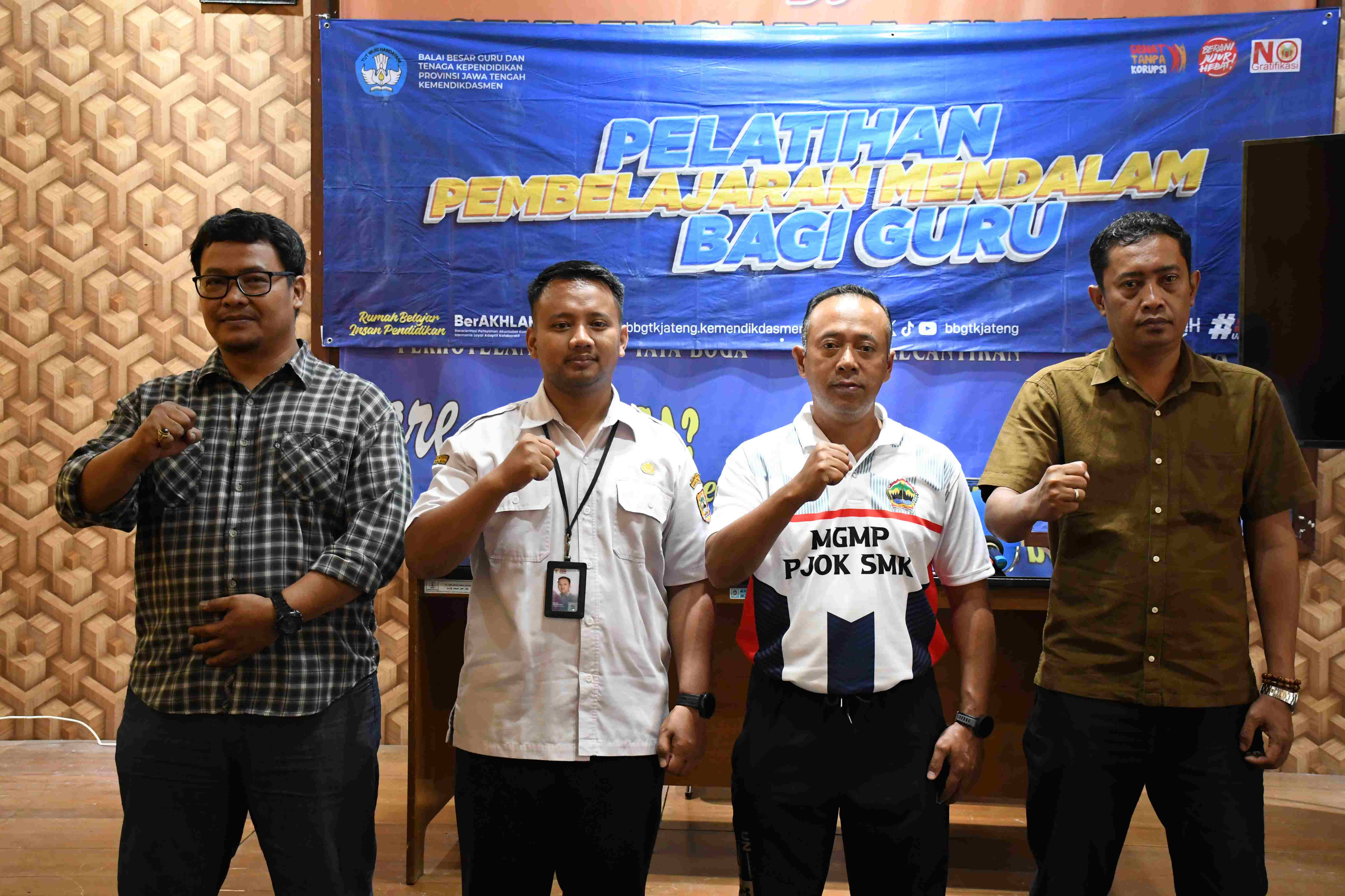 Ketua dan Anggota Bawaslu klaten beserta Wakil Kepala Sekolah dan Staf SMK N 3 Klaten lakukan foto bersama mengakiri audiensi. (30/7)