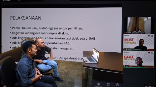 Anggota Bawaslu Kabupaten Klaten Sidik Miranto dan Saifudin saat ikuti zoom meeting Selasa Menyapa