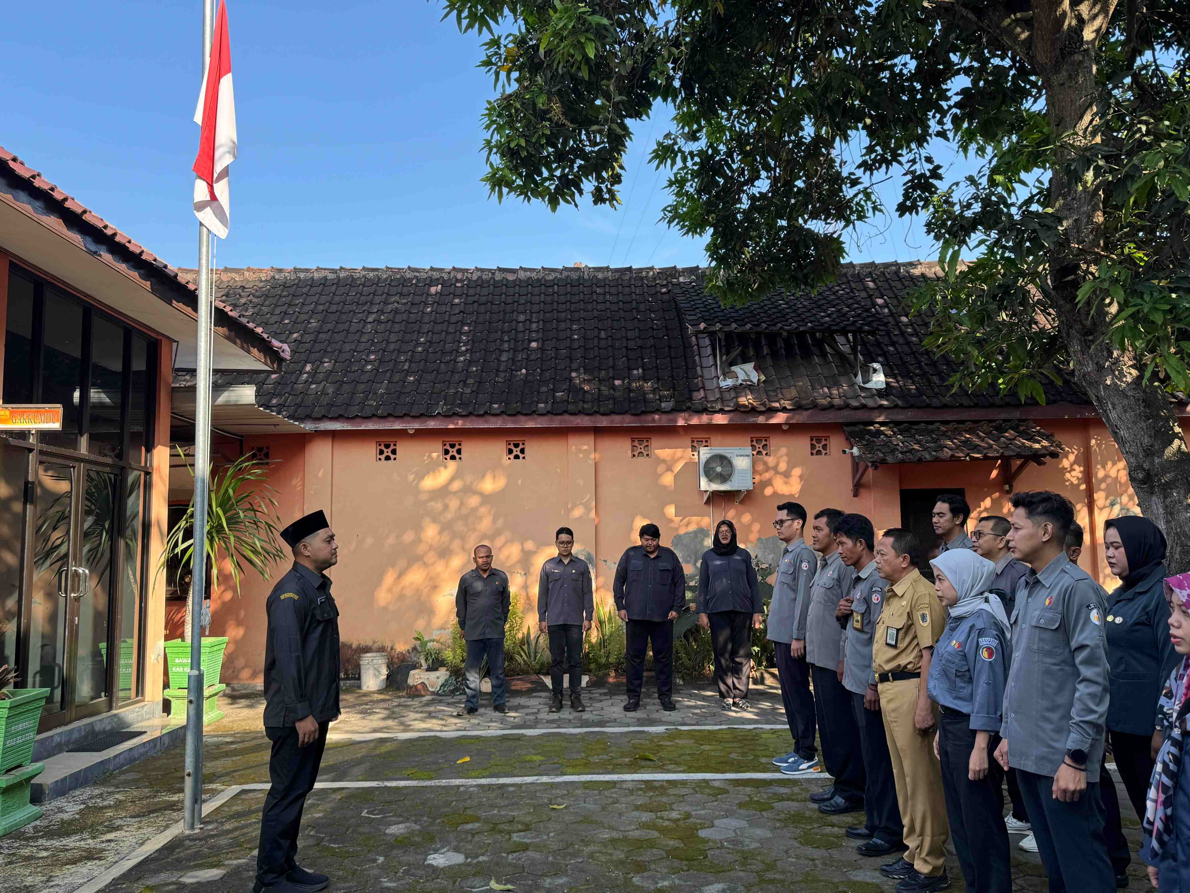 Kepala Sekretariat Bawaslu Kabupaten Klaten Cahyo Febrianto Thadery saat berikan arahan pentingnya pengelolaan arsip kepada jajaran sekretariat Bawaslu Klaten (7/7)