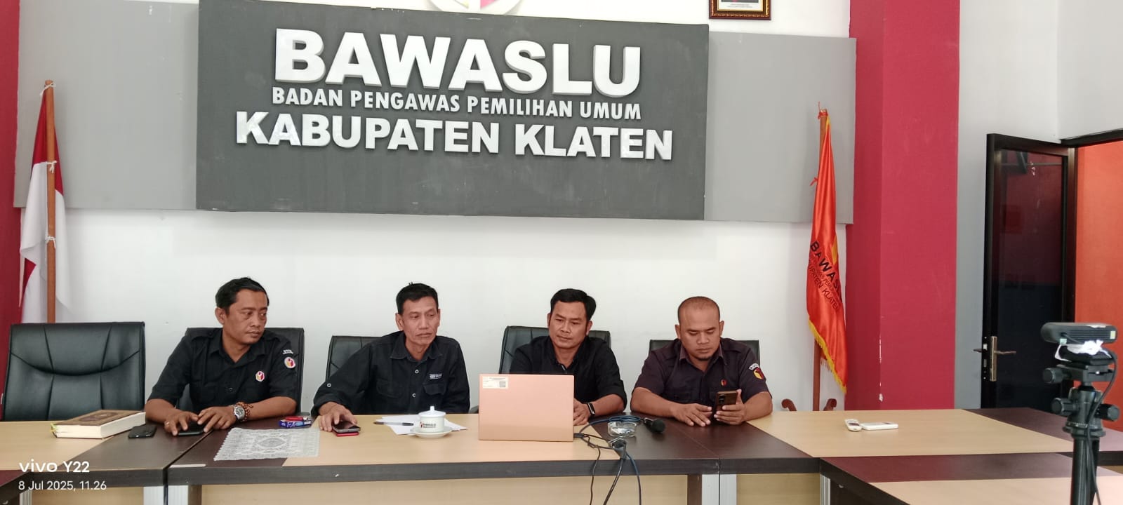 Bawaslu Kabupaten Klaten mengikuti zoom dengan Bawaslu Provinsi Jawa Tengah dan 34 Bawaslu Kabupaten se Jawa Tengah beserta Kabupaten Se Maluku Utara dengan Tema “Kajian Yuridis dan Empiris Pemungutan Suara Ulang Pemilihan Kabupaten Pulau Talibu