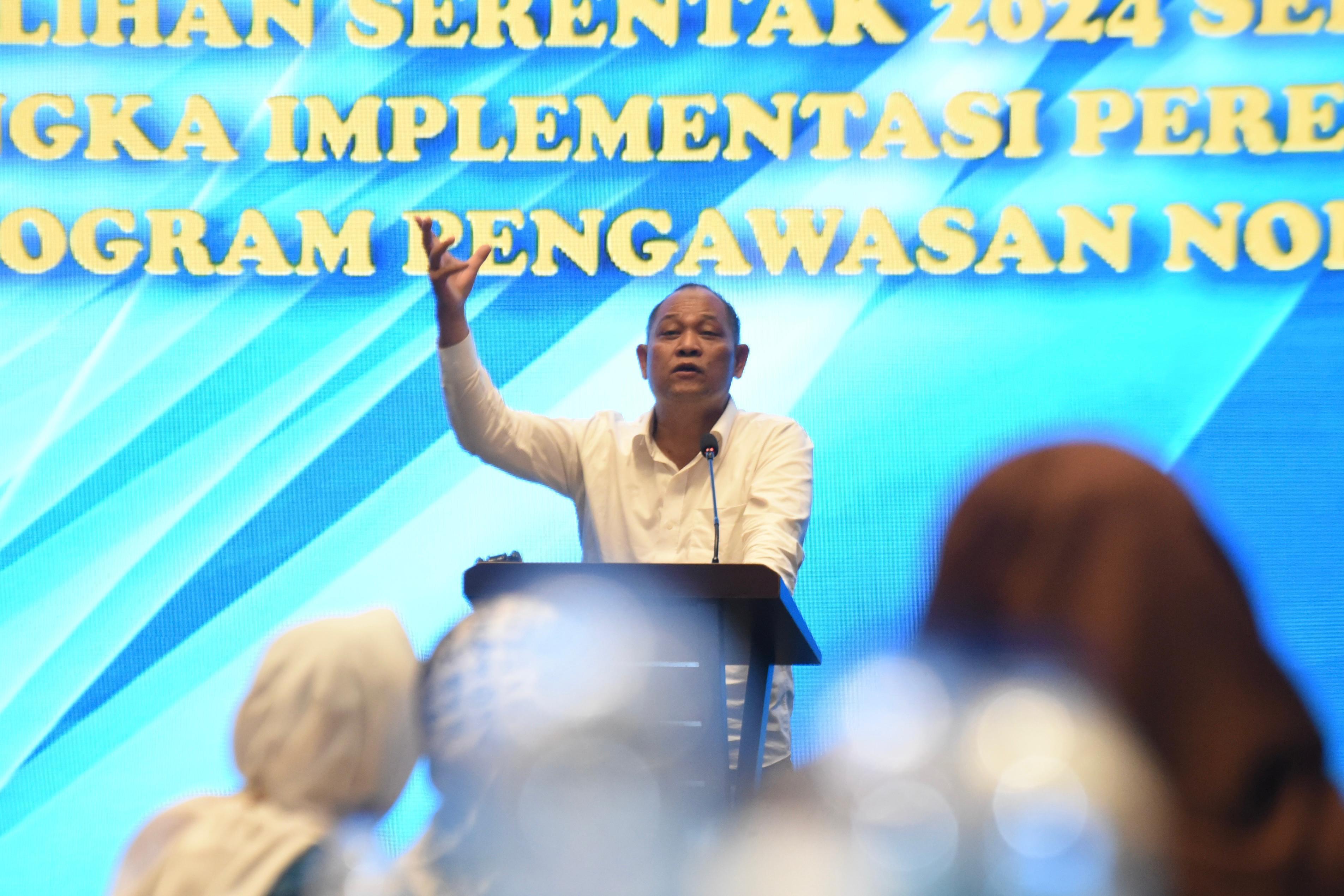 Anggota Bawaslu Totok Hariyono saat memberikan arahan dalam kegiatan Evaluasi Pengawasan Pemilu dan Pemilihan Serentak 2024 serta Penyusunan Kerangka Implementasi Perencanaan dan Program Pengawasan Non-Tahapan, Jumat (11/7/2025) malam di Padang, Sumatra Barat.