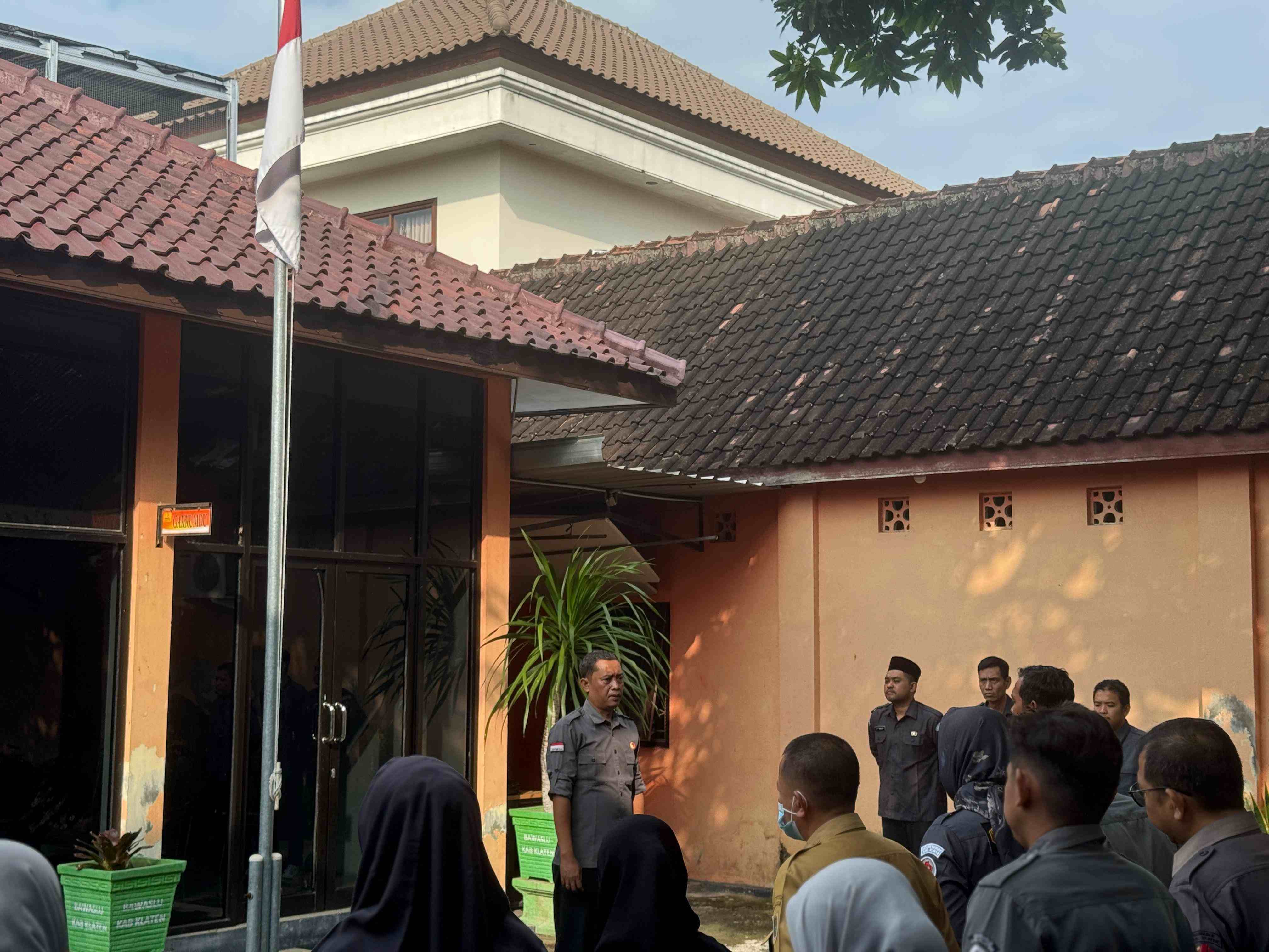 Ketua Bawaslu Klaten Arif Fatkhurrokman saat memberika arahan terkait kerja Bawaslu Klaten selama sepekan. (14/7/25)