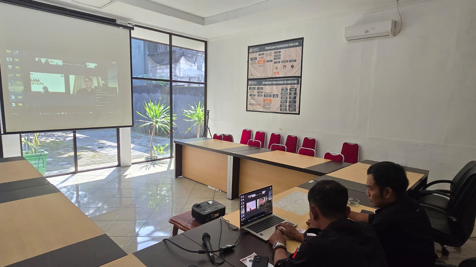 Ketua dan Anggota saat mengikuti diskusi bertajuk “Identifikasi Permasalahan Hukum dan Tantangan Empirik pada Tahapan Pembentukan Panitia Pengawas Kecamatan, Pengawas Kelurahan/Desa, dan Pengawas Tempat Pemungutan Suara”  (15/7/25)