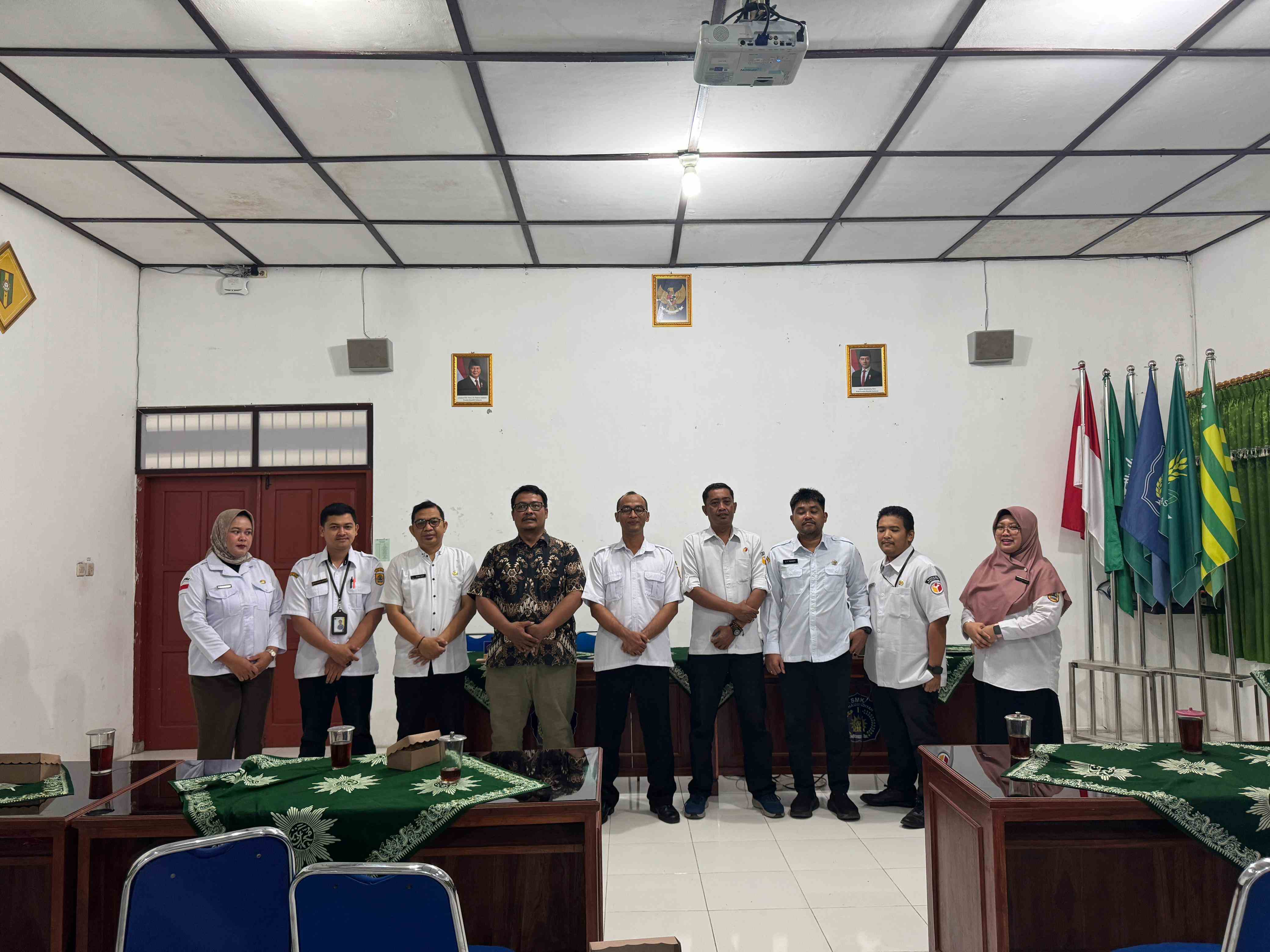 Jajaran Bawaslu Klaten dan SMK Muhammadiyah 1 Jatinom saat lakukan foto bersama mengakiri audiensi. (16/07/25)