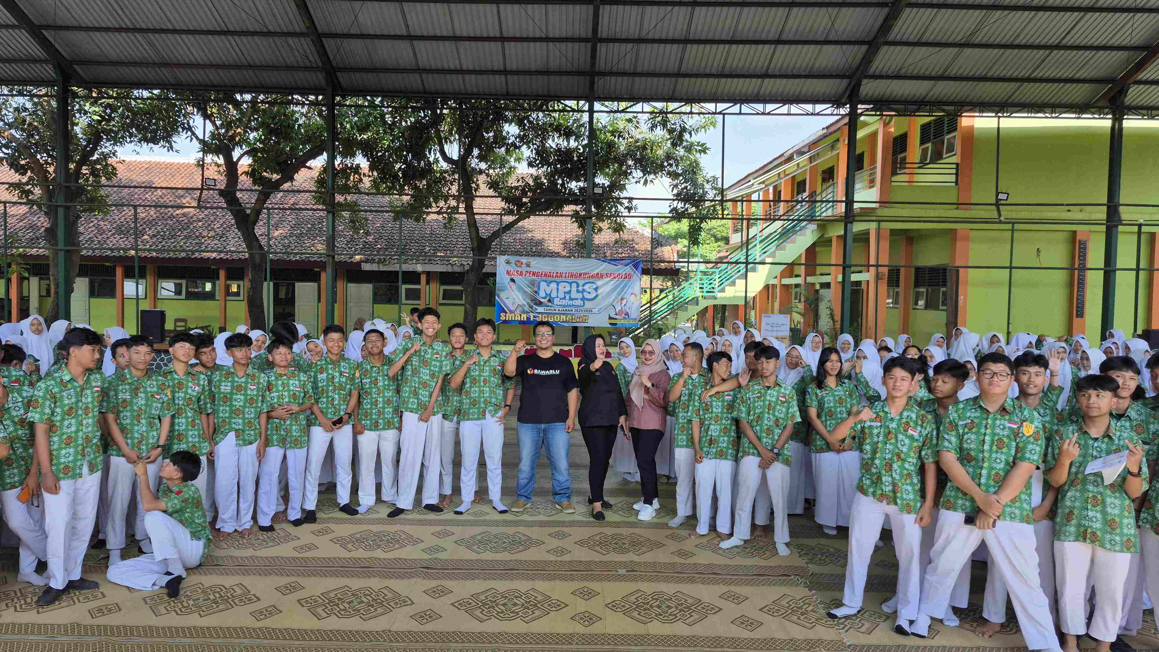 Muhammad Milkhan dan Siswa Siswi SMA N 1 Jogonalan saat foto bersama mengakhiri kegiatan sosialisasi pengawasan partisipatif "Bawaslu Goes To School". (18/7/25)