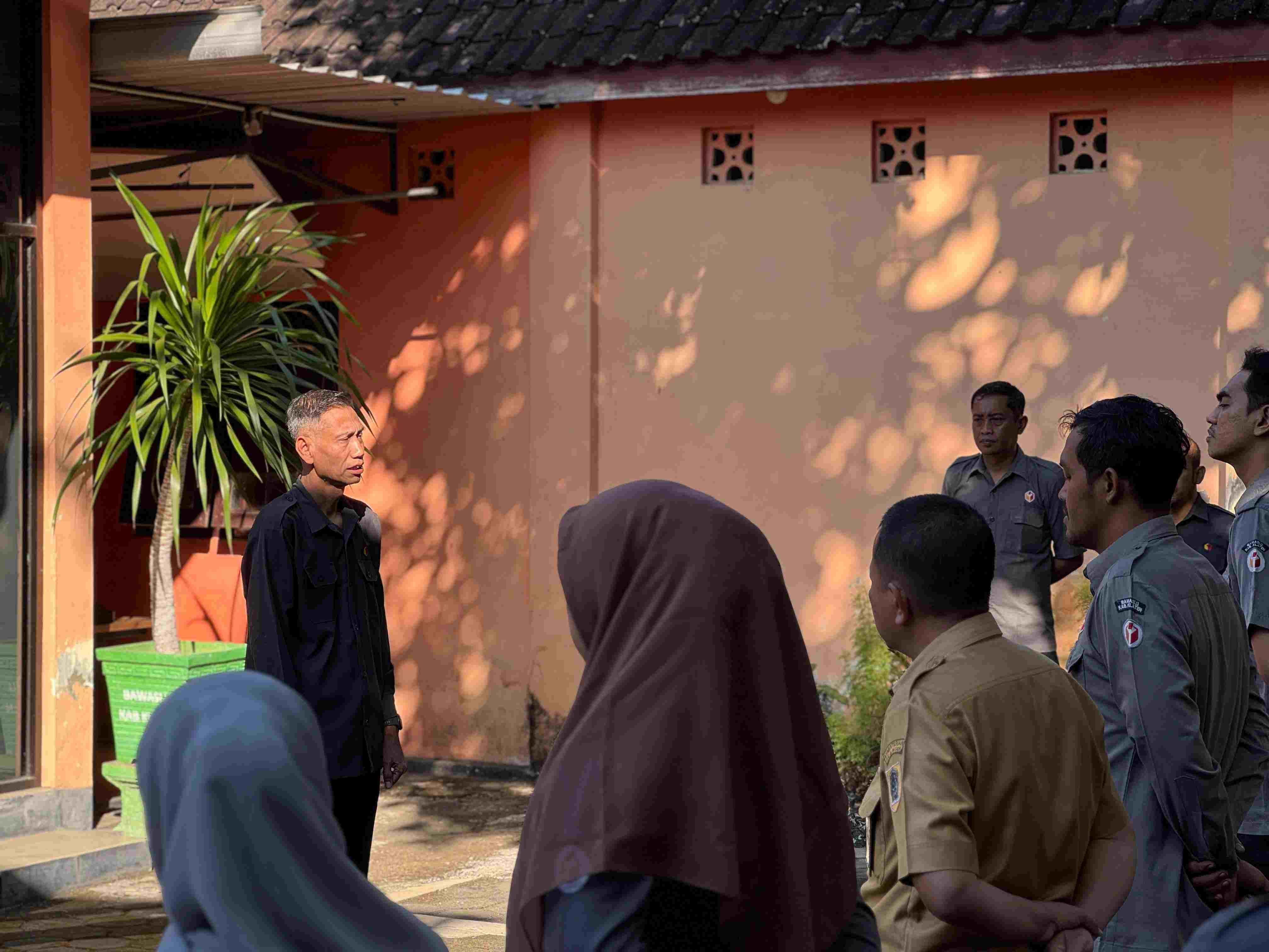 Anggota Bawaslu Kabupaten Klaten Dedi Wibowo saat memberi arahan pada peserta apel pagi. (21/7)