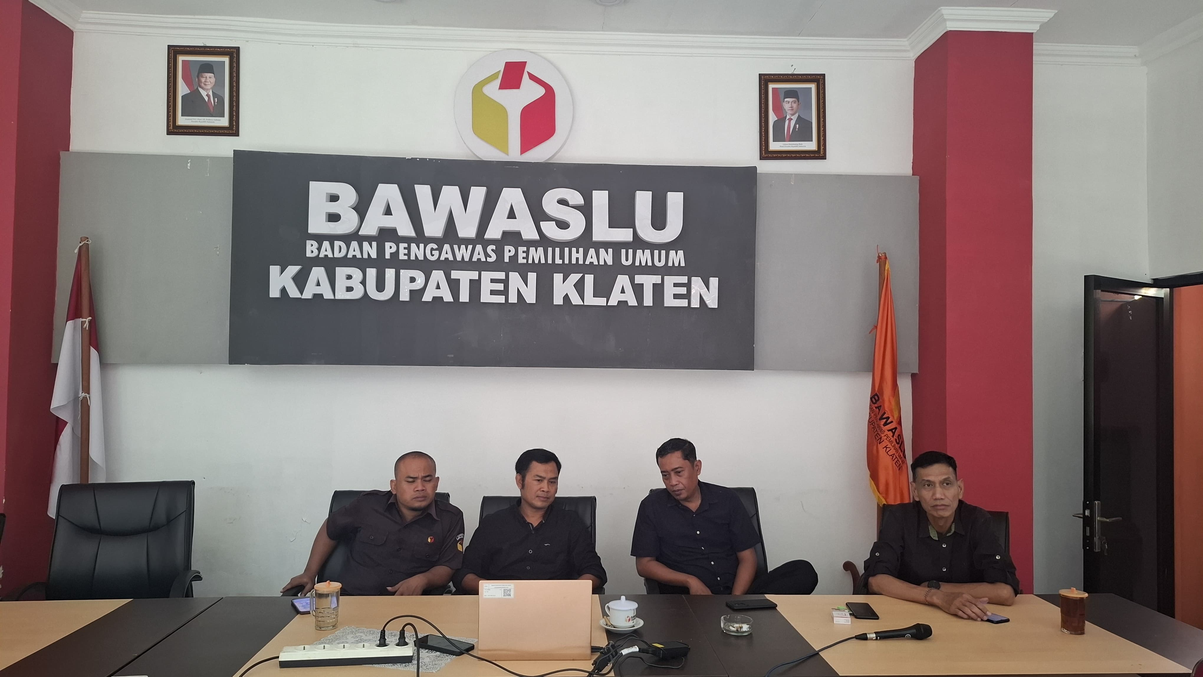 Ketua dan Anggota Bawaslu Kabupaten Klaten saat ikuti kegiatan “Selasa Menyapa” yang diselenggarakan oleh Bawaslu Provinsi Jawa Tengah. (22/7)