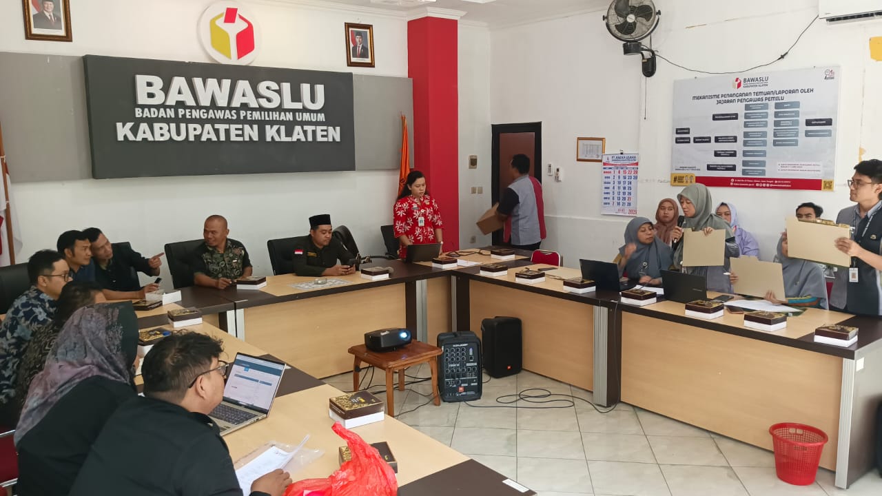 Rapat Pendampingan Dispersip untuk pengelolaan arsip Bawaslu Klaten