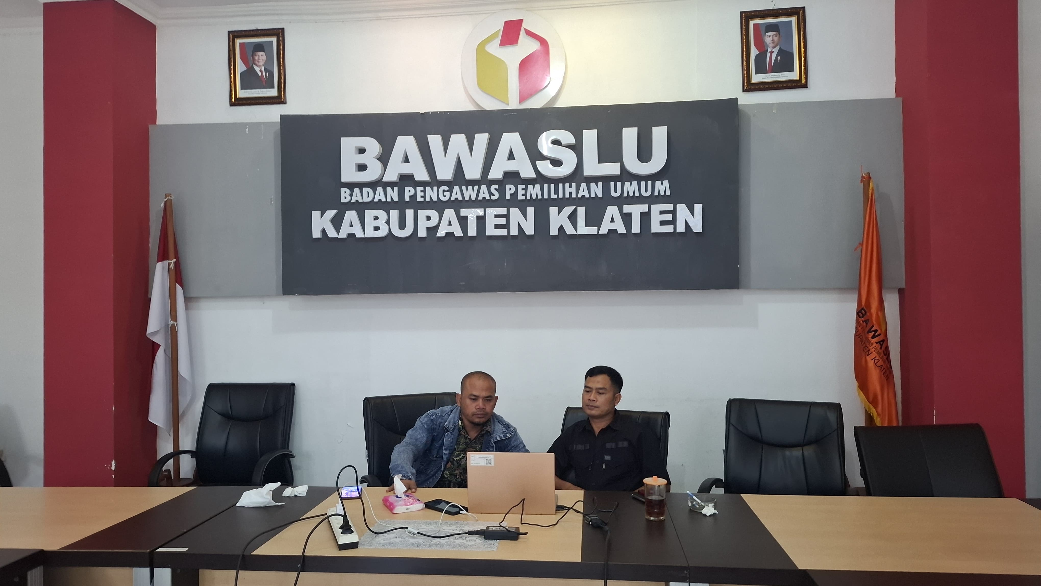 Anggota Bawaslu Klaten Sidik Miranto dan Saifudin saat ikuti zoom meeting "Selasa Menyapa". (29/7/25)
