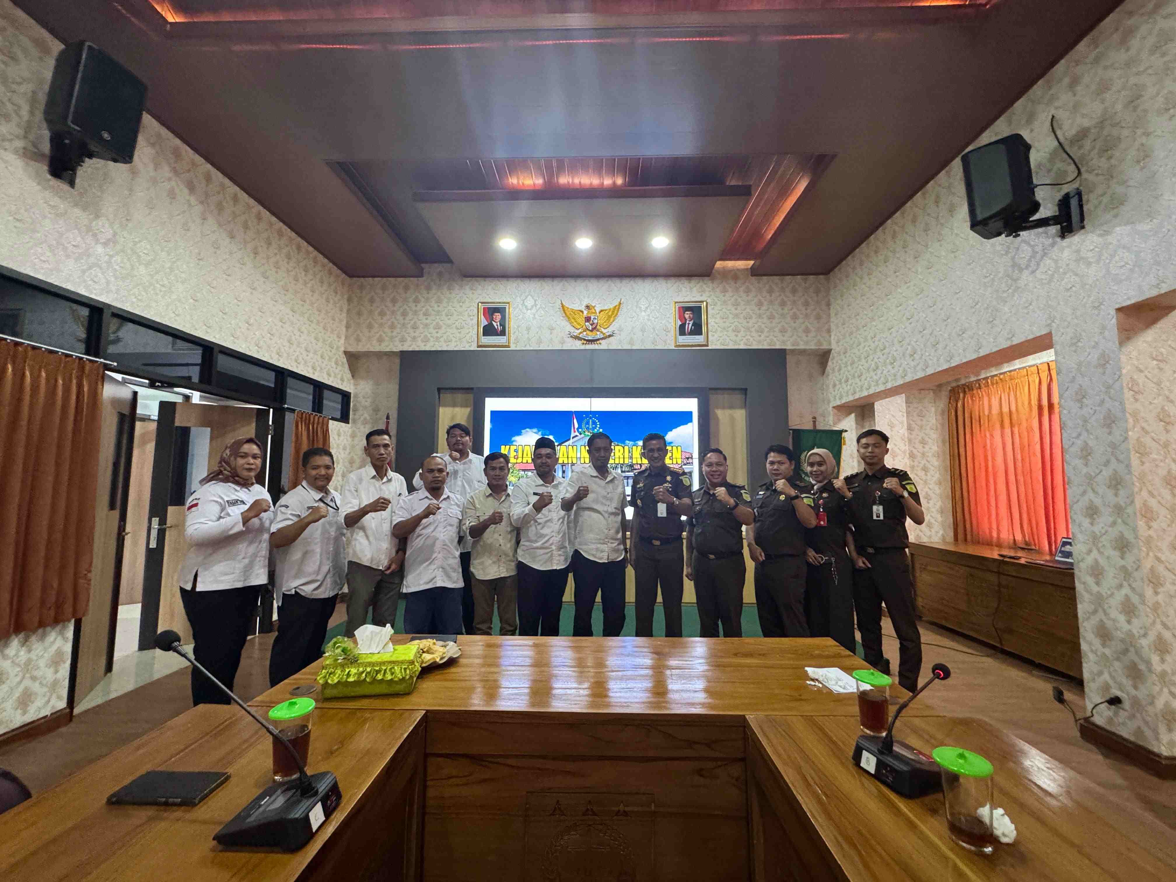 Jararan Bawaslu Kabupaten Klaten dan Kejaksaan Negeri Klaten lakukan foto bersama akhiri audiensi
