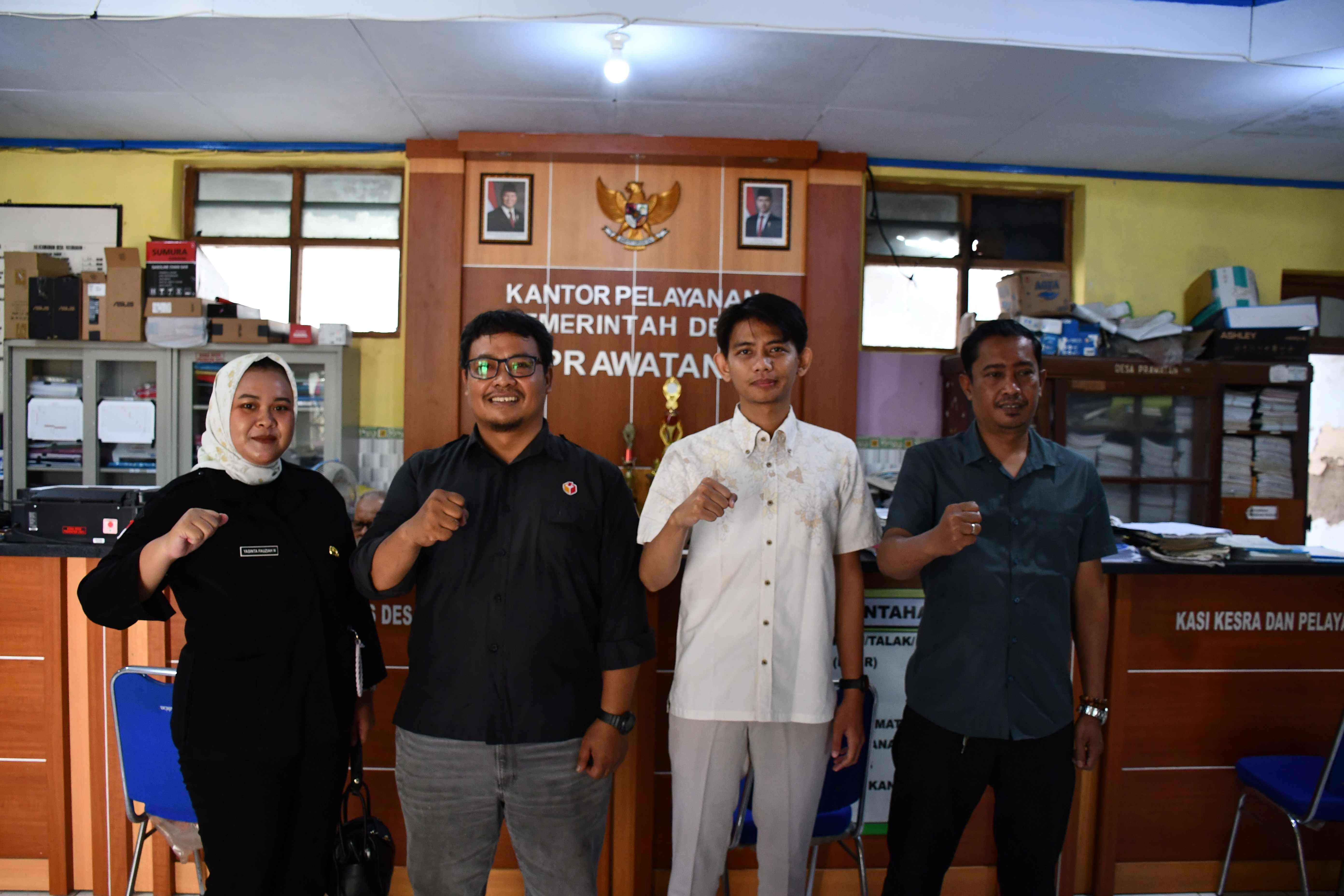 Ketua, Anggota, Staf Bawaslu Klaten lakukan foto bersama dengan Kepala Desa Prawatan, Kec Jogonalan (5/8)