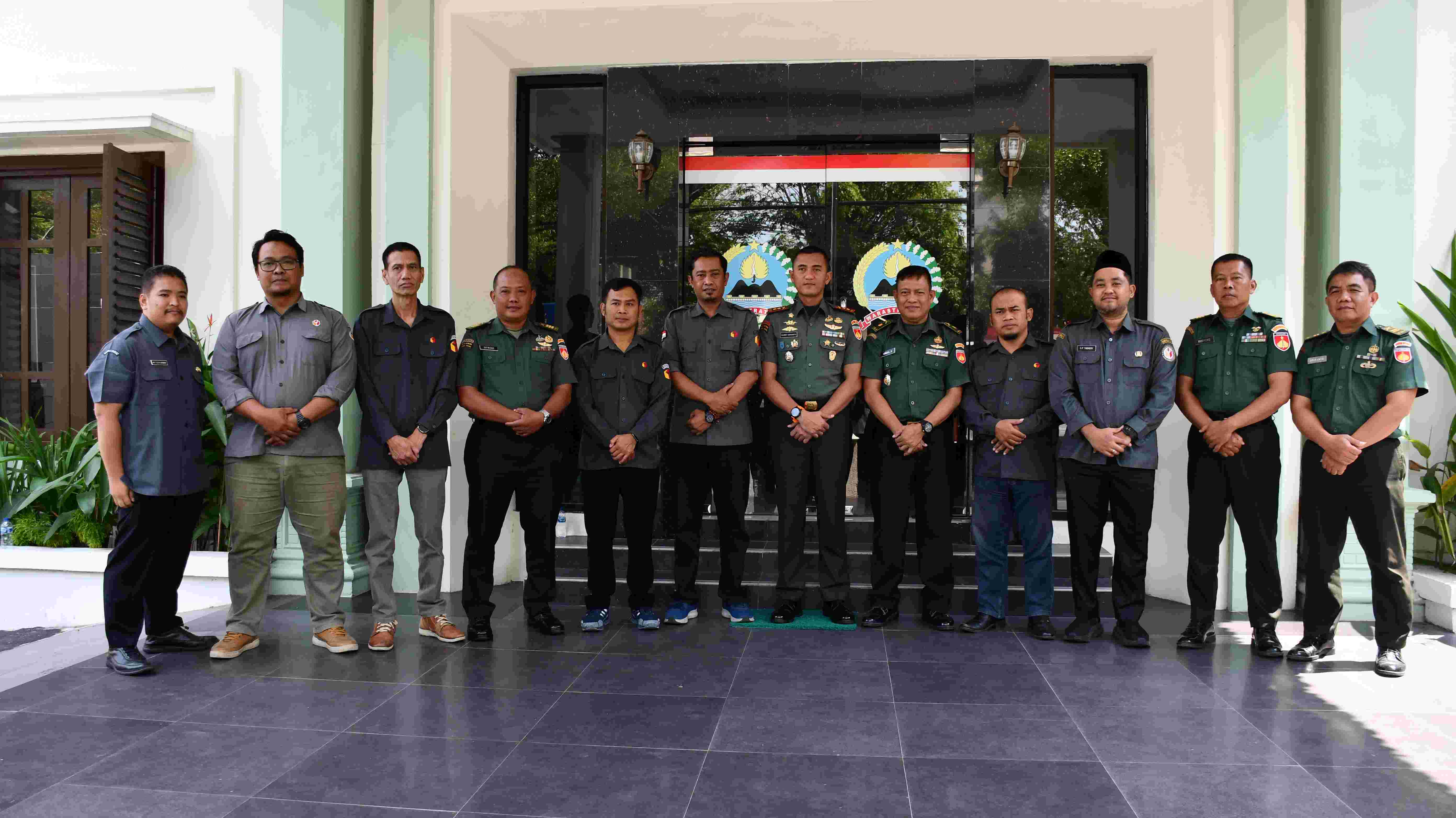 Jajaran Bawaslu Kabupaten Klaten dan Kodim 0723 Klaten foto bersama akhiri audiensi