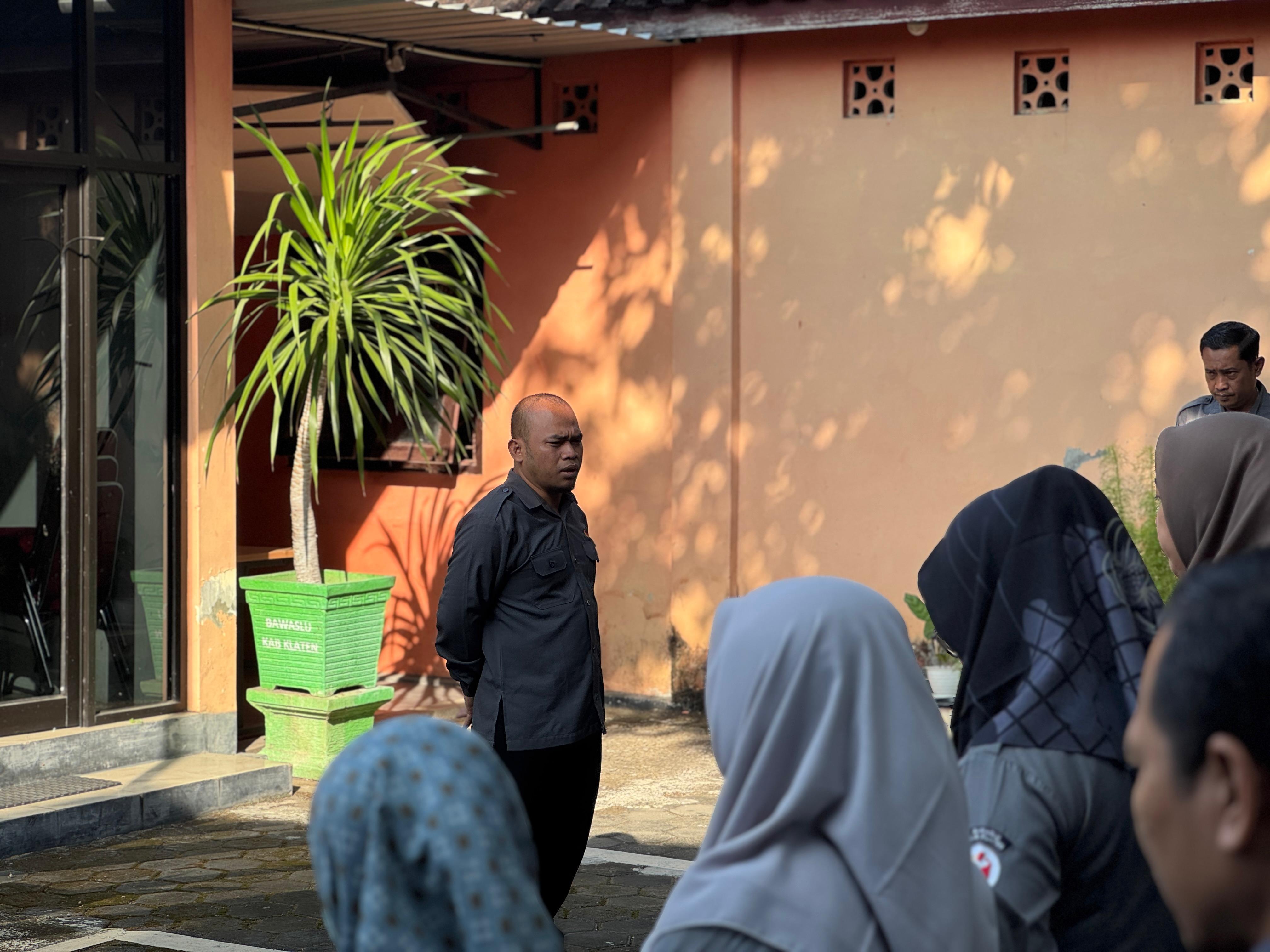 Anggota Bawaslu Klaten Saifudin saat beri arahan kepada peserta apel pagi hari senin Bawaslu Klaten. (4/8)