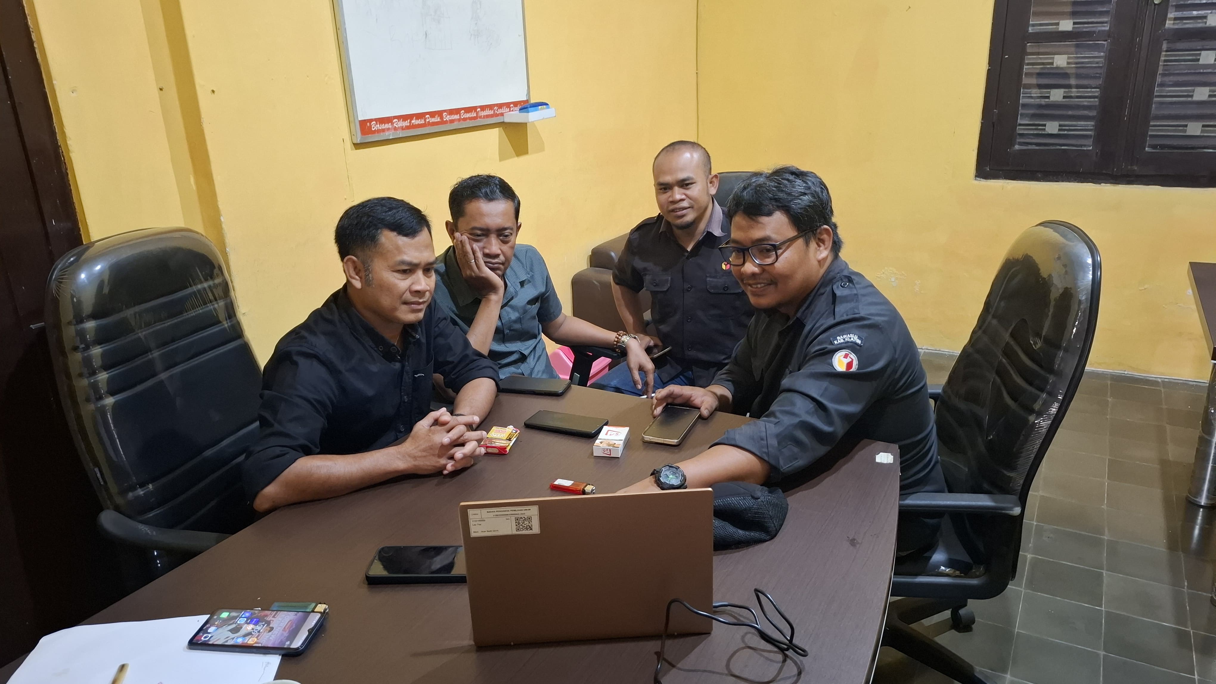 Ketua dan Anggota Bawaslu Klaten saat ikuti zoom meeting Selasa Menyapa. (5/8)