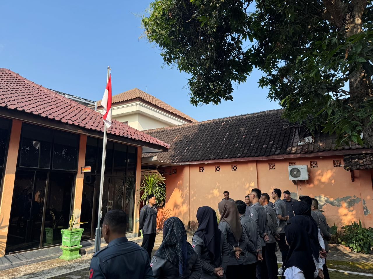 epala Sekretariat Bawaslu Klaten saat memberikan arahan pada peserta apel