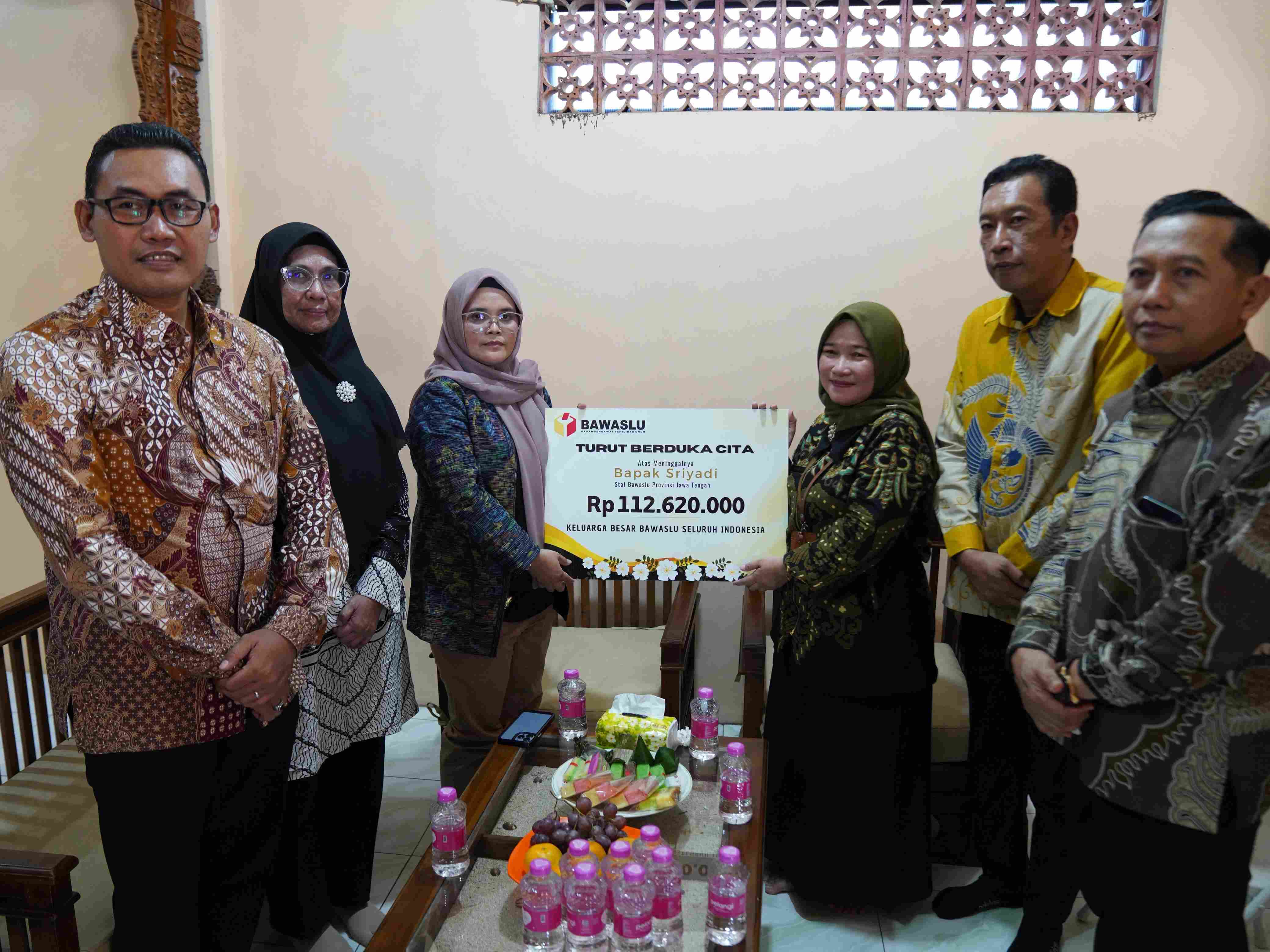 Anggota Bawaslu Lolly Suhenty menyerahkan dana kerahiman kepada pihak keluarga pengawas pemilu di kediaman Alm. Sriyadi, Demak, Jawa Tengah pada Kamis (21/8/2025)/Foto: Publikasi dan Pemberitaan Bawaslu