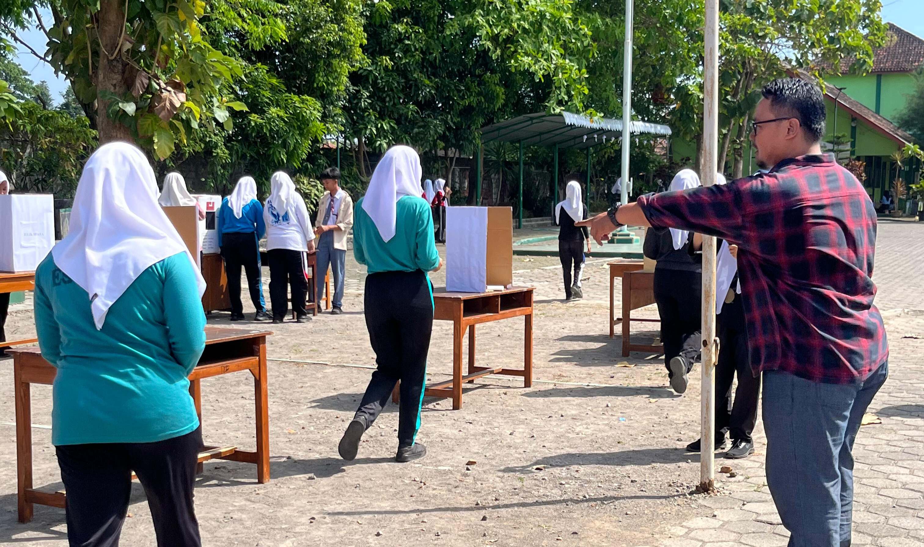Anggota Bawaslu Klaten Muhmmad Milkhan saat dampingi pengawasan Pemilihan dan Pemungutan Calon Ketua OSIS SMA N 1 Karanganom