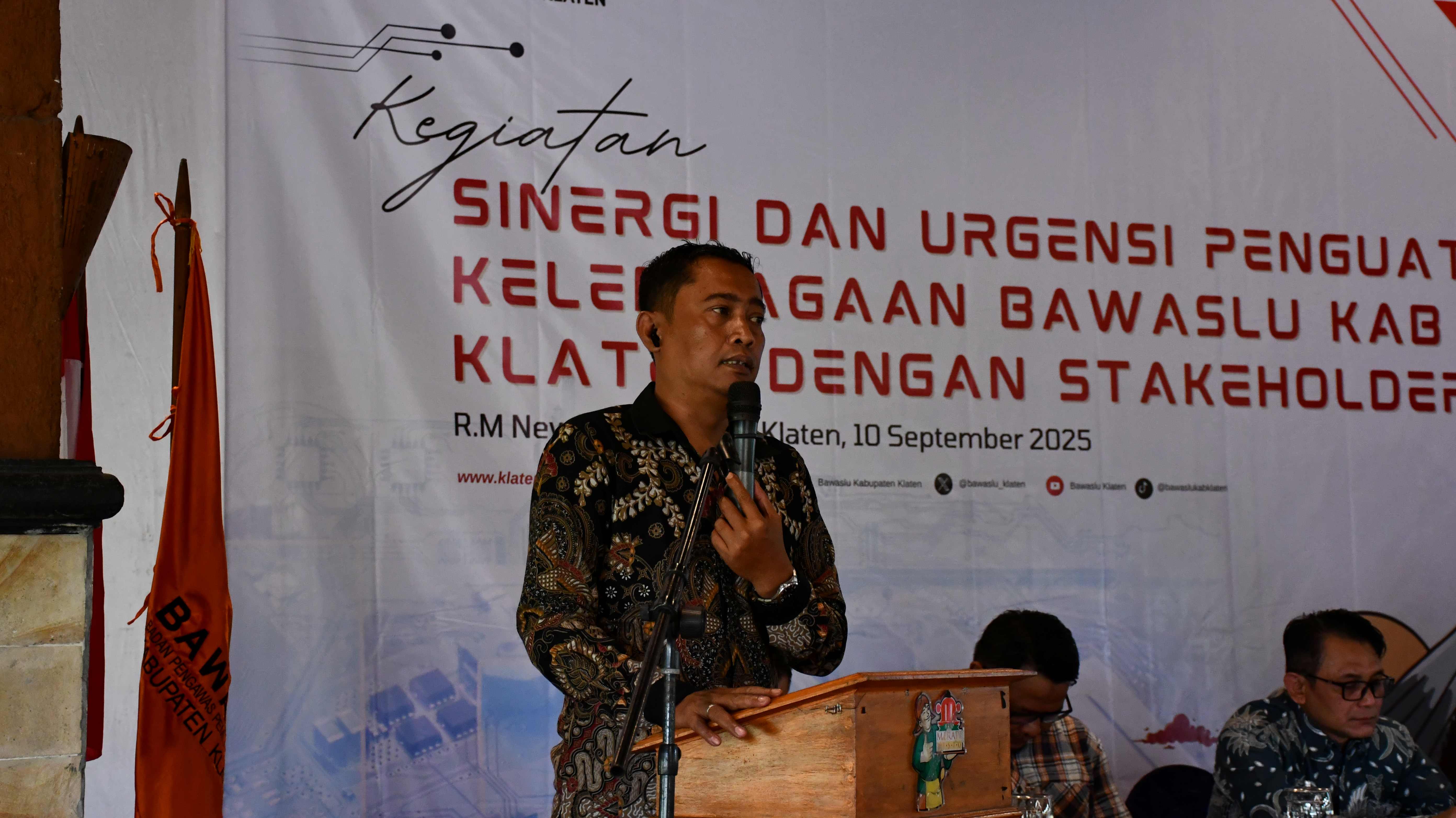 Ketua Bawaslu Klaten Arif Fatkhurrokhman beri sambutan pada kegiatan sinergi penguatan Kelembagaaan. 10/9/25