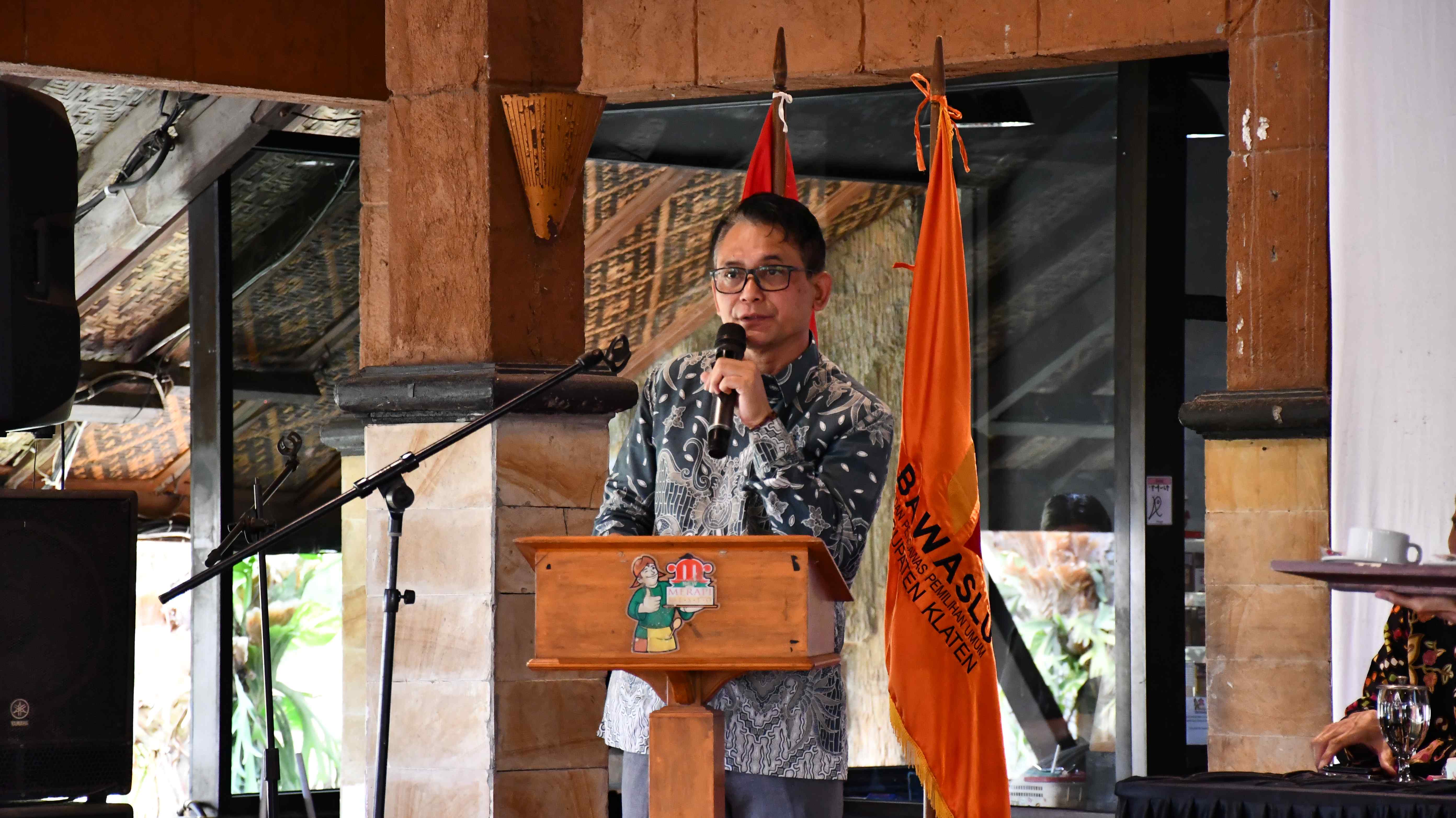 Ketua Bawaslu Jateng pada saat memberikan sambutan sekaligus membuka acara Sinergi dan Urgensi Penguatan Kelembagaan Bawaslu Kabupaten Klaten dengan Stakeholder. (10/9)