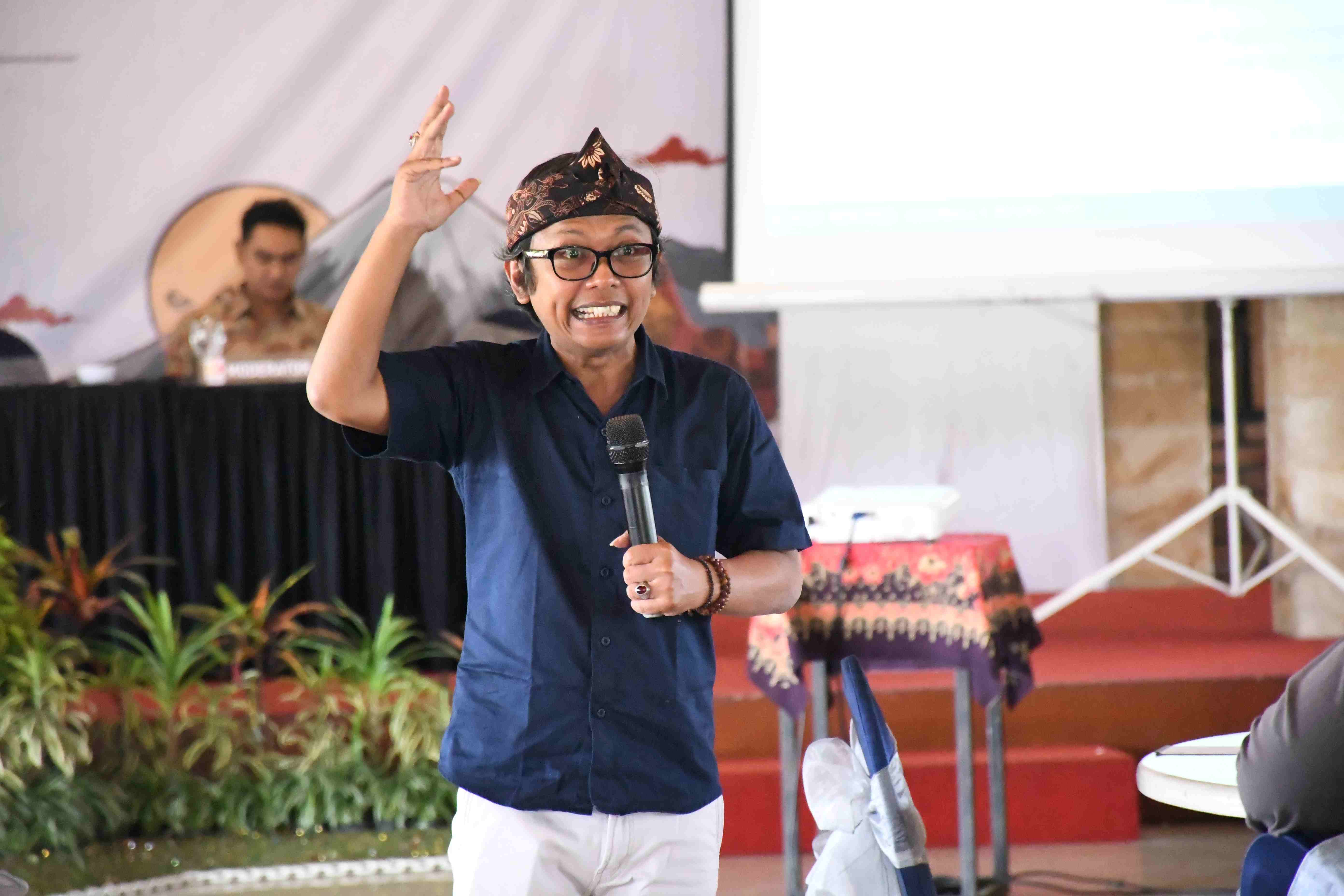 Diasma menilai kelemahan Bawaslu juga terlihat dari sifatnya yang masih bersifat adhoc, sehingga pengawas tidak selalu memiliki keahlian penuh dalam menangani pelanggaran