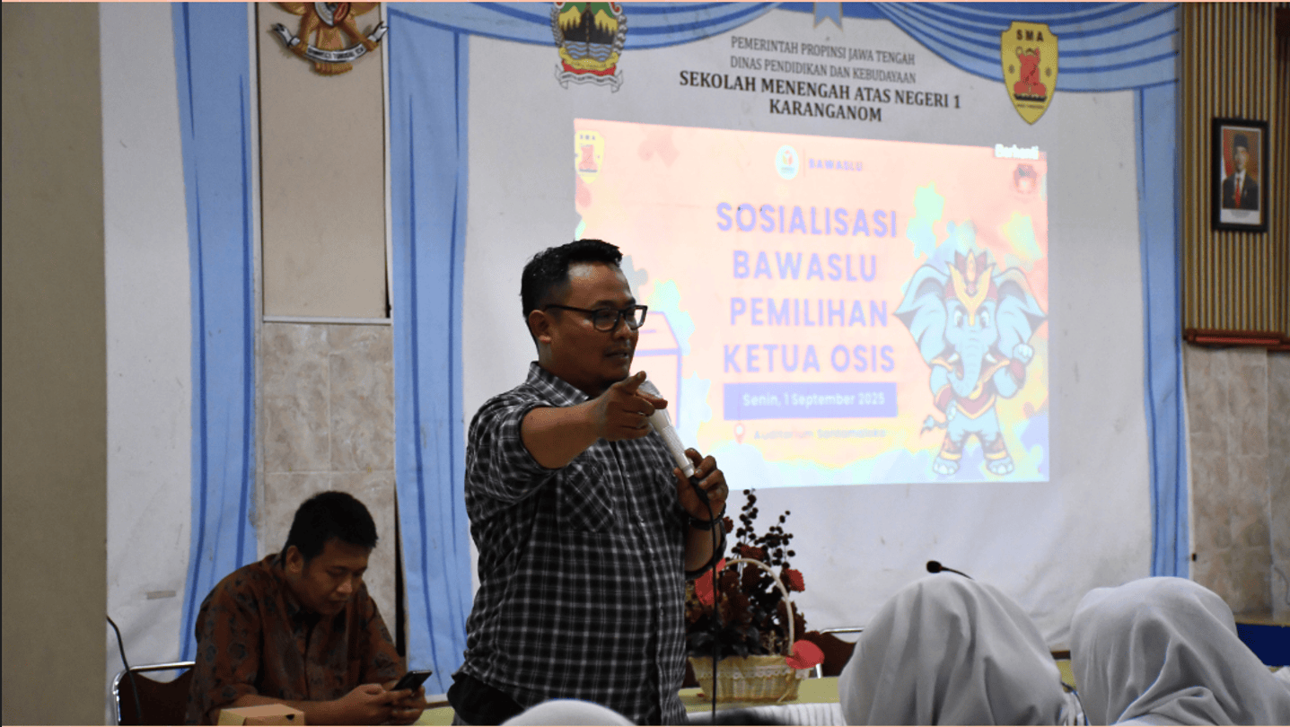Angota Bawaslu Klaten saat beri materi pada Anggota Osis, MPK dan calon Ketua OSIS SMA N 1 Karanganom. (1/9)