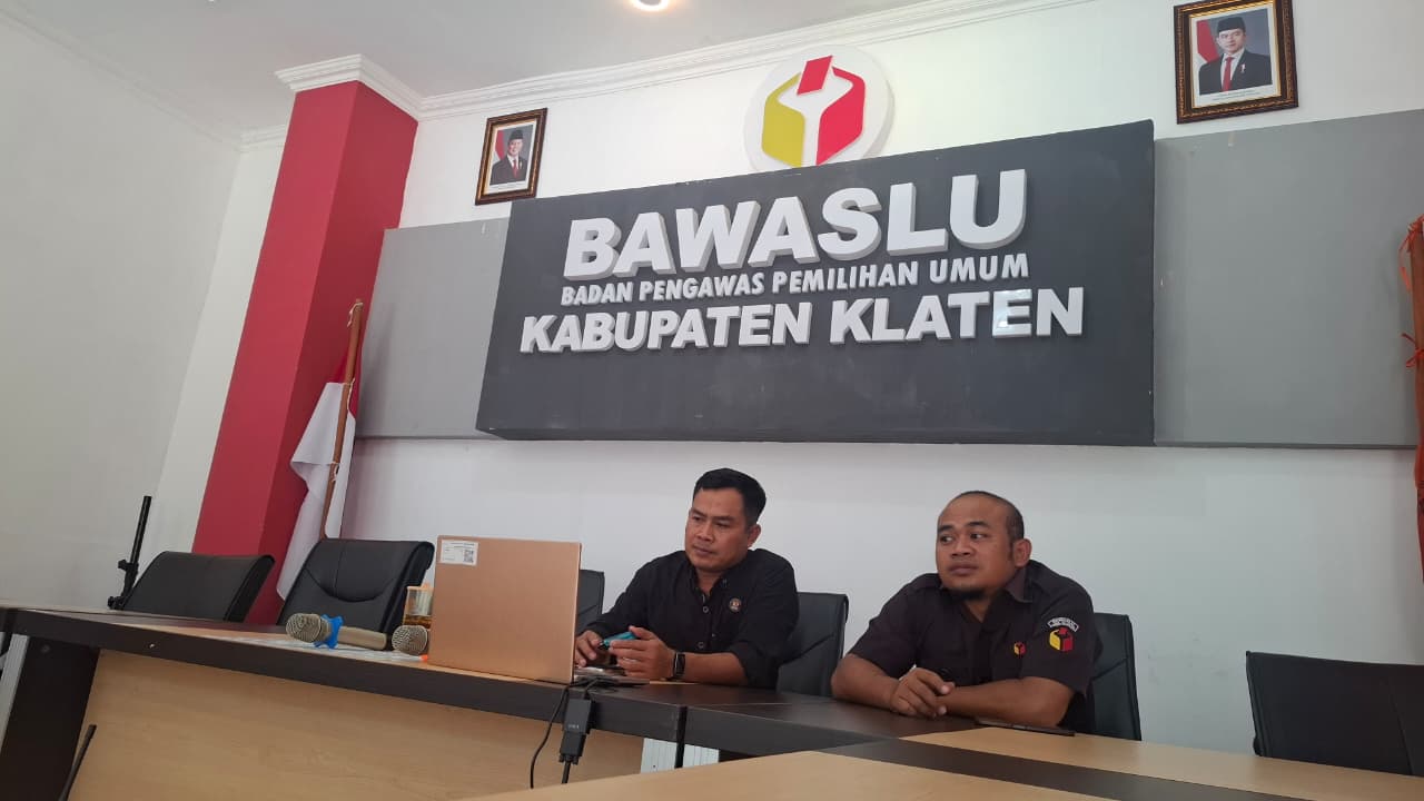 Anggota Bawaslu Kabupaten Klaten saat mengikuti zoom Meeting selasa menyapa