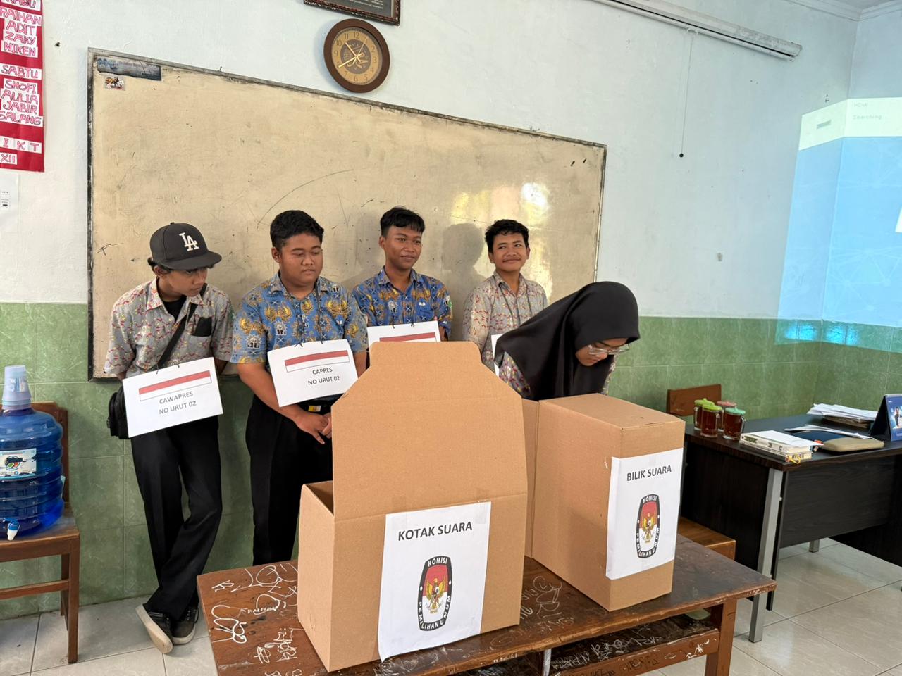 Siswa siswi SMA Muhammadiyah 3 Pedan saat simulasi pencobolosan surat suara. (15/10)