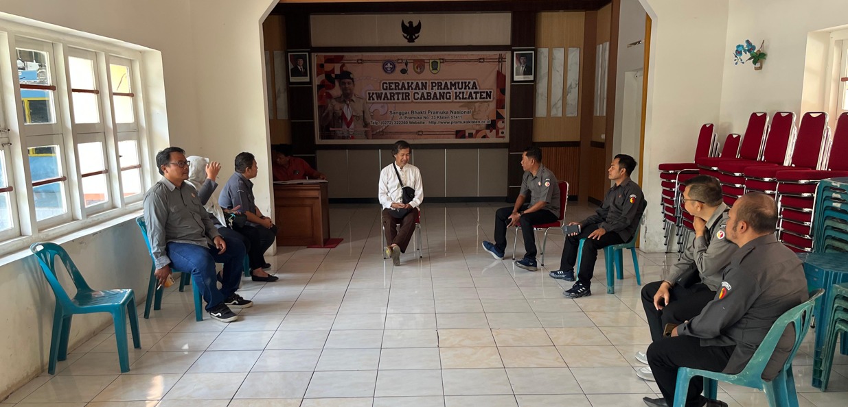 Ketua, anggota dan jajaran staf Bawaslu Klaten diskusi Perkuat Sinergi Saka Adhyasta Pemilu. 27/10