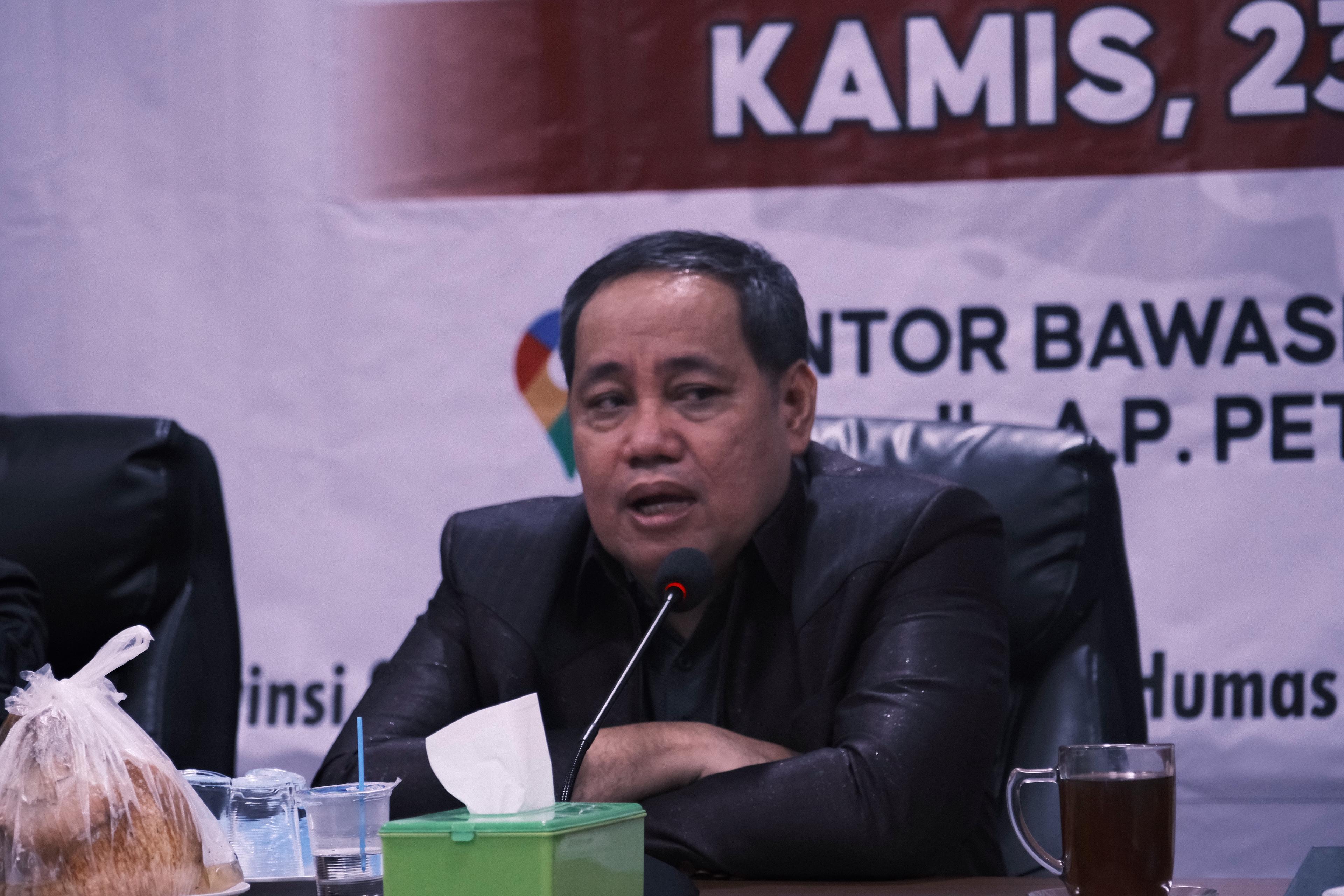 Dihadapan Jajaran Herwyn Berpesan: Bawaslu Harus Menjadi Penjaga DemokrasiAnggota Bawaslu Herwyn JH Malonda saat memberika arahan di Ruang Rapat Bawaslu Sulawesi Selatan, Kamis (23/10/2025).