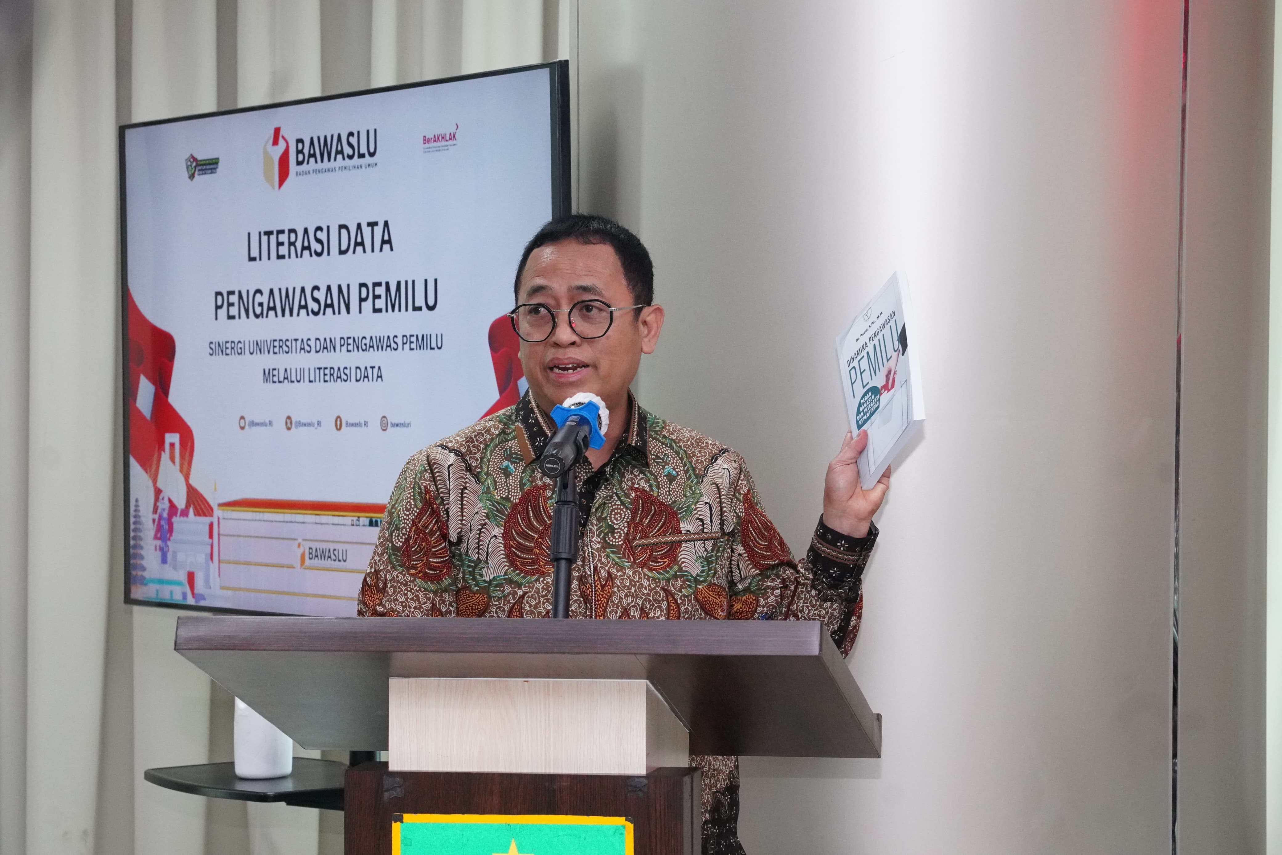 Di Depan Akademisi Unas, Puadi Cerita Latar Belakang Menulis Buku “Dinamika Pengawasan Pemilu”