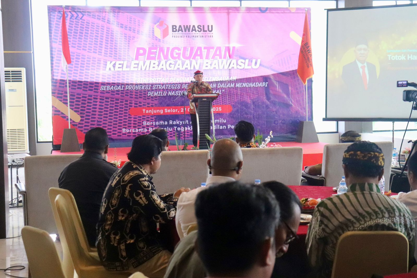 Jakarta, Badan Pengawas Pemilihan Umum – Anggota Bawaslu Herwyn JH Malonda menuturkan, peringatan hari sumpah pemuda menjadi momentum evaluasi tata kelola dan transformasi kelembagaan menuju revisi Undang-Undang Pemilu. Karena, sambung Herwyn, pengawasan pemilu bukan hanya tugas administratif, tetapi ibadah kebangsaan untuk memastikan kedaulatan rakyat benar-benar terwujud.     “Sumpah Pemuda juga waktu untuk memperkuat komitmen Bawaslu dalam menjaga integritas, menegakkan keadilan pemilu dan berkontribusi 