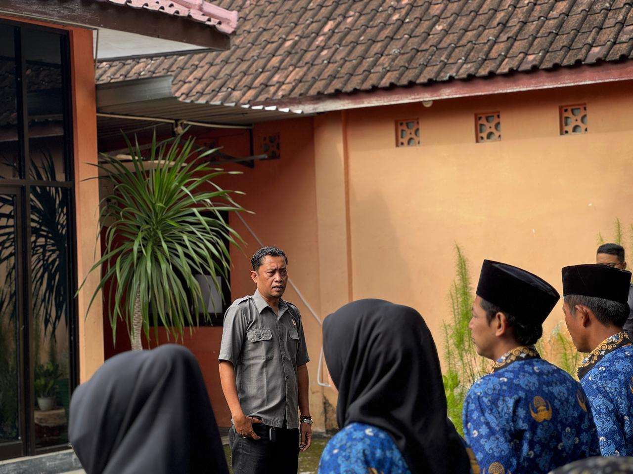 Bangun Energi Kerja Sepekan, Ketua Bawaslu Klaten Pimpin Apel Pagi