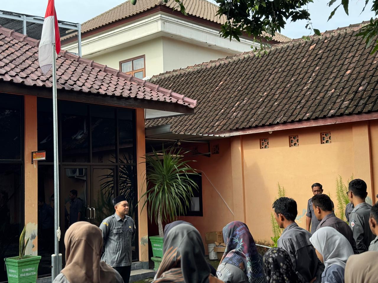 Bawaslu Kabupaten Klaten Gelar Apel Pagi dan Rapat Internal: Tegaskan Konsolidasi, Kekeluargaan, dan Penguatan Kinerja