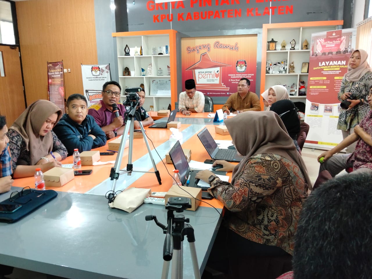 Anggota Bawaslu Klaten Muh. Milkhan menyampaikan catatan pengawasan serta memastikan seluruh proses pemutakhiran data pemilih berjalan akurat, transparan, dan sesuai ketentuan perundang-undangan. 5/12