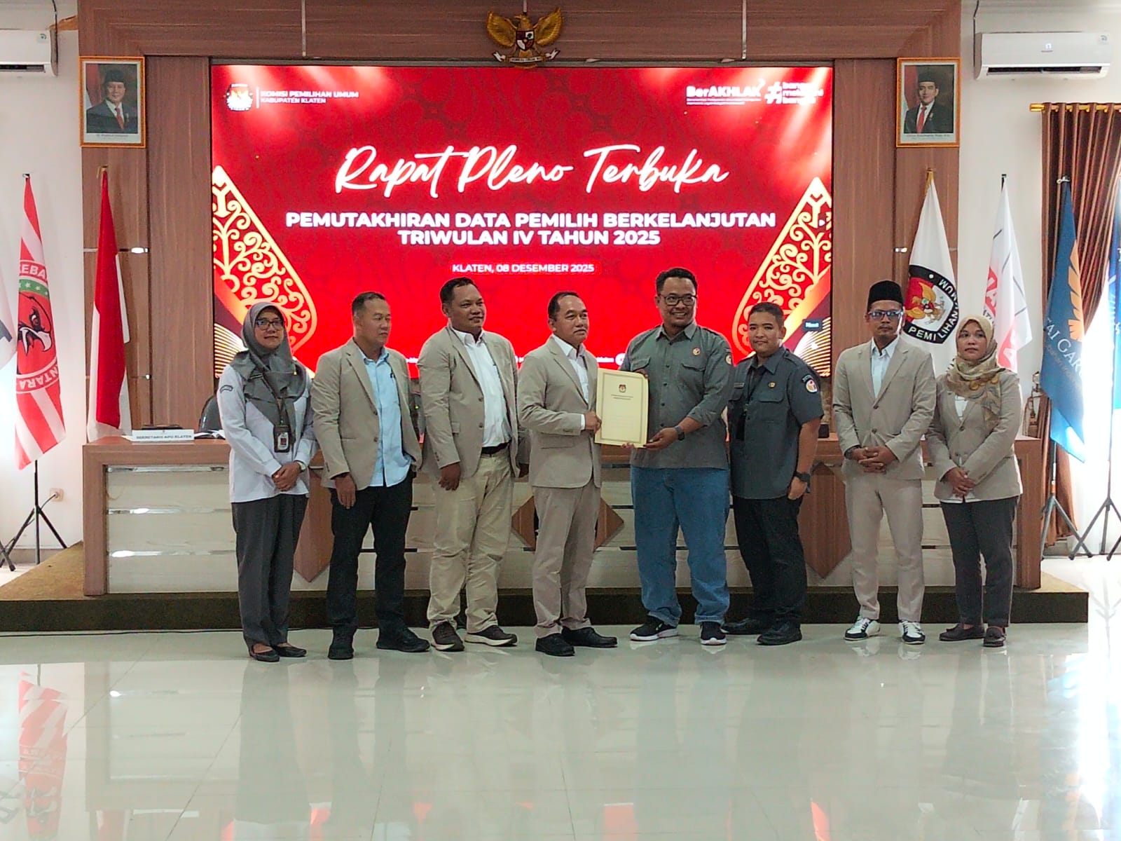 Penyerahan berita acara Rapat Pleno Terbuka PDPB Triwulan IV Tahun 2025 kepada Bawaslu Klaten. 8/12