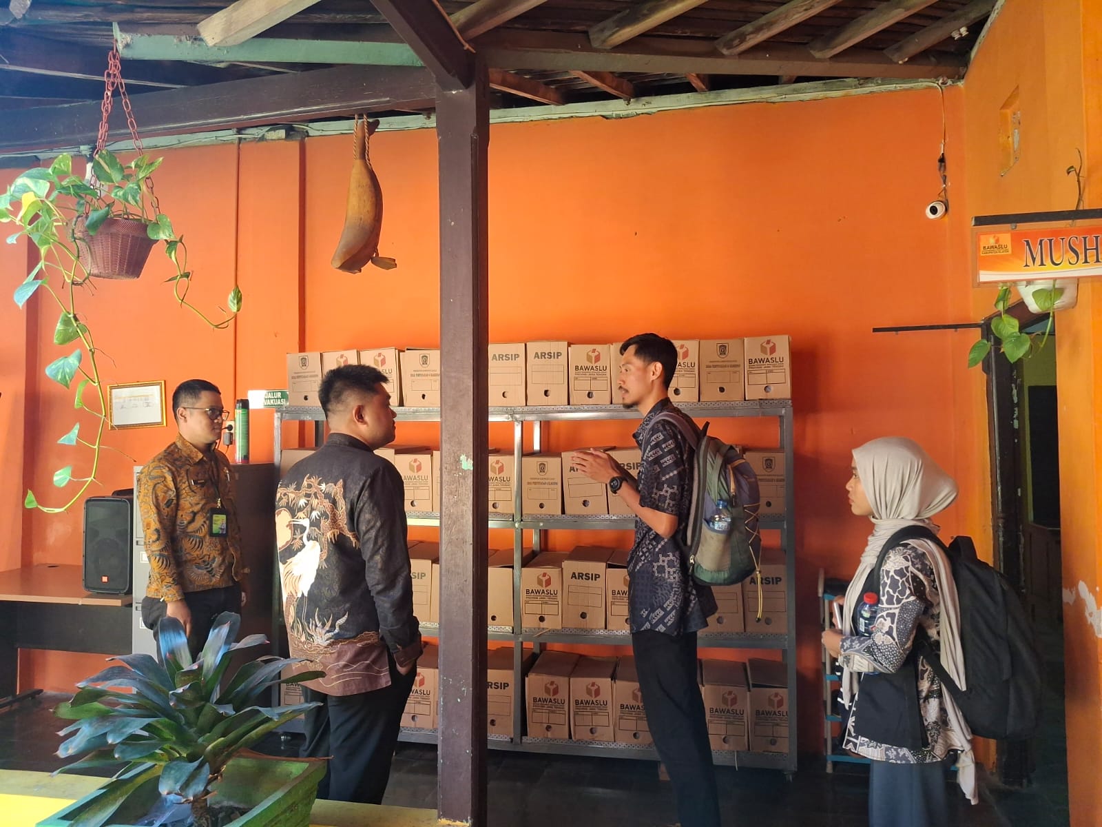 Kepala Sekretariat Bawaslu Klaten dan jajaran saat lakukan pengarsipan yang di tinjau langsung oleh staf asiparis Bawaslu RI . 12/12/25