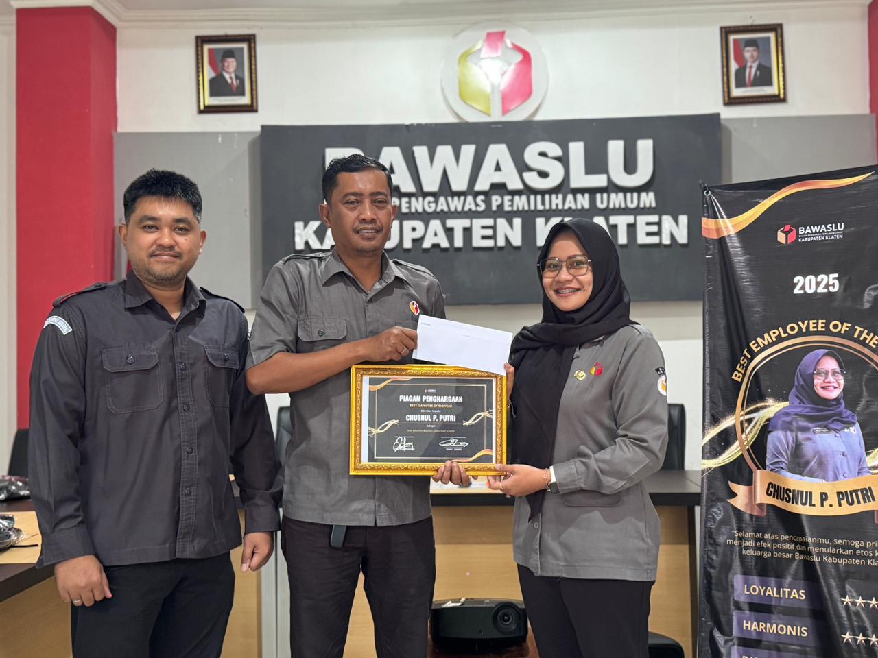 Ketua dan Kepala Sekretariat Bawaslu Klaten berikan apresiasi kepada staf Bawaslu Klaten yang terpilih menjadi Best Employment of The Year. 15/12/25