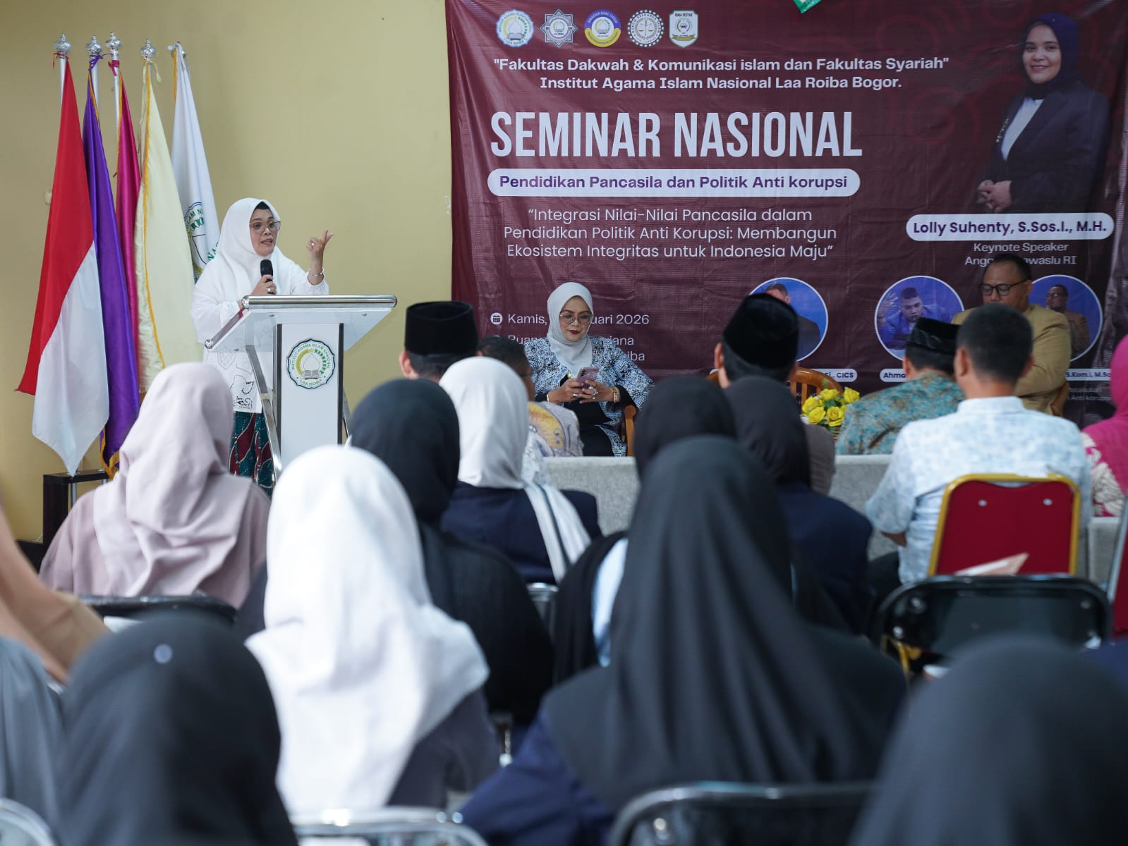 Anggota Bawaslu Lolly Suhenty saat menjadi keynote speaker dalam Seminar Nasional Pendidikan Pancasila dan Politik Anti Korupsi di Institut Agama Islam Nasional (IAIN) La Roiba, Bogor, Kamis (8/1/2026).